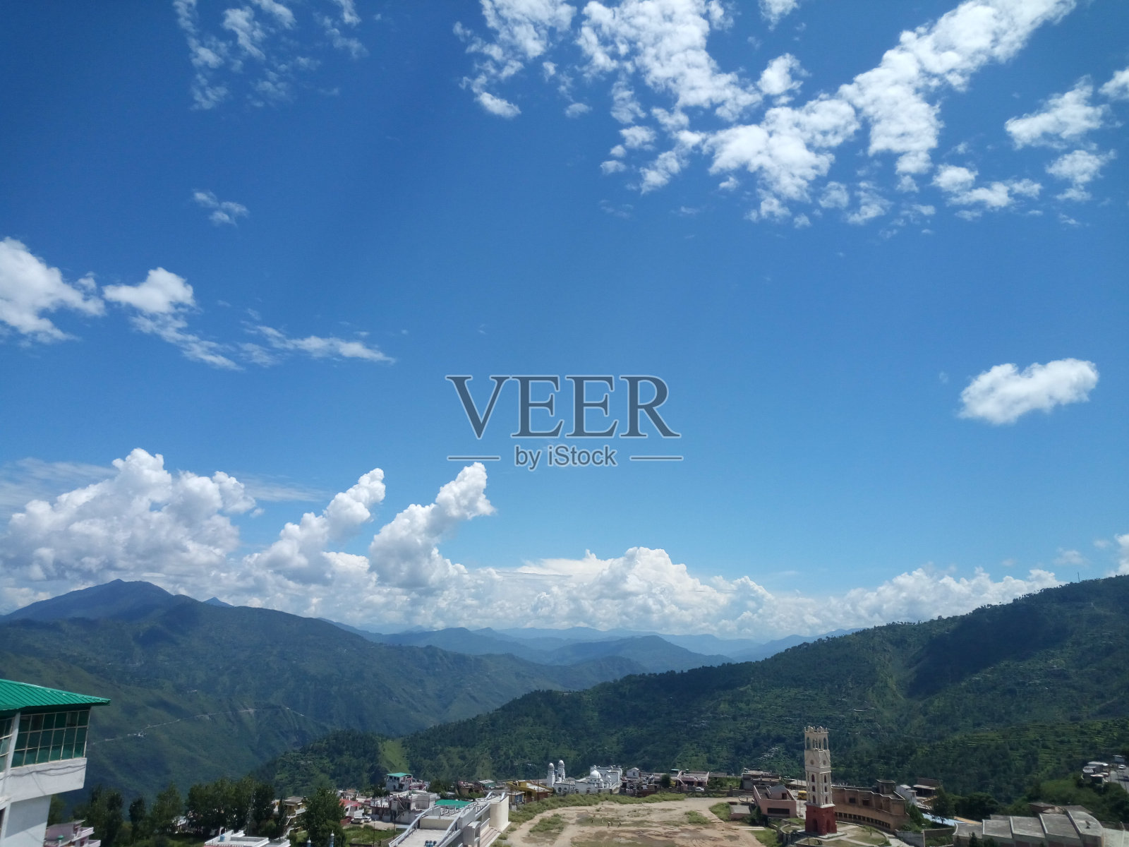 天空,云彩和城市照片摄影图片