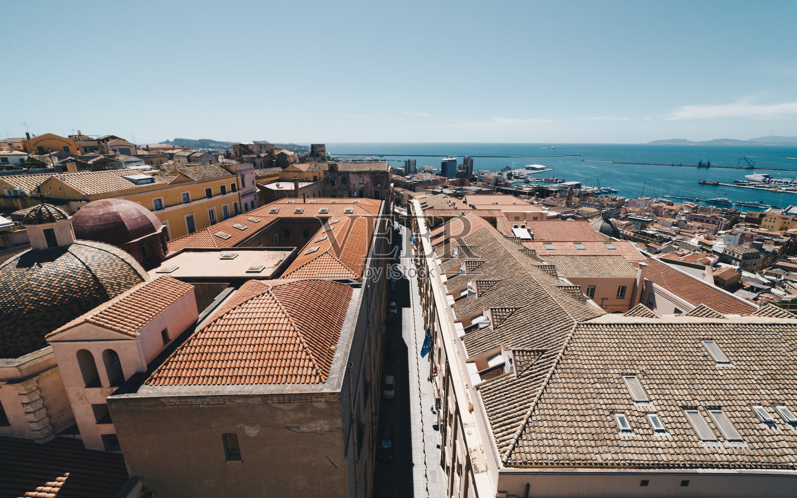 从最高塔上鸟瞰撒丁岛首都。照片摄影图片