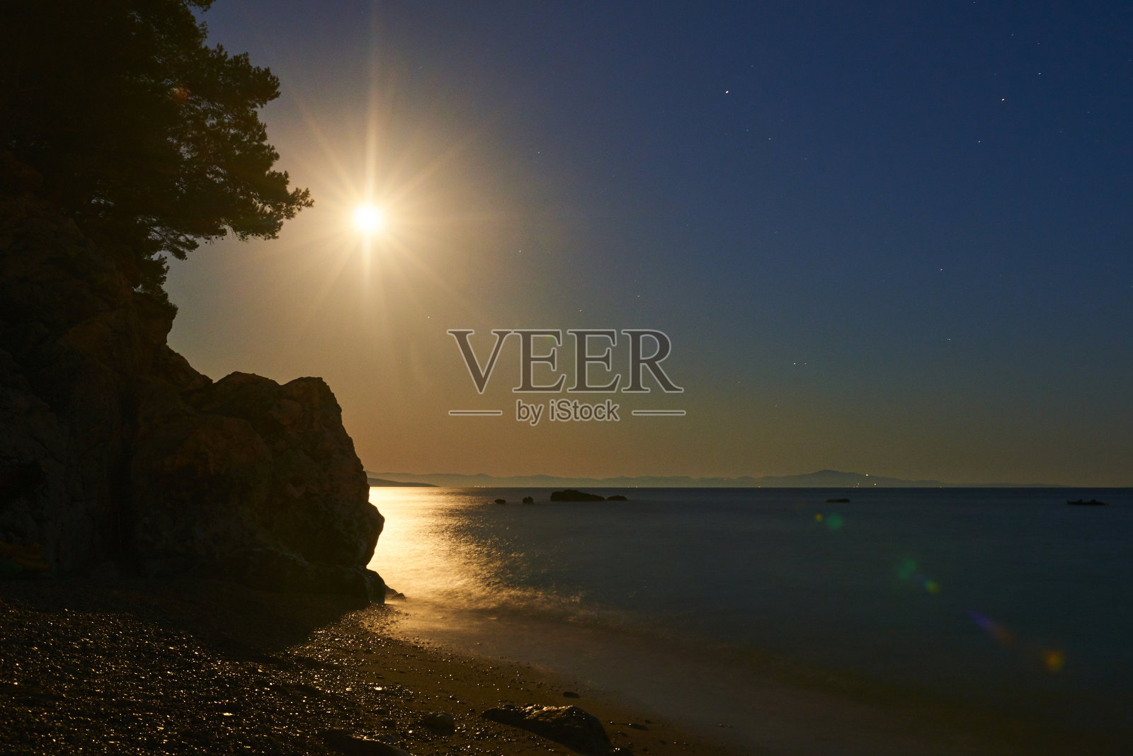 克罗地亚亚得里亚海赫瓦尔岛沿岸的满月。照片摄影图片