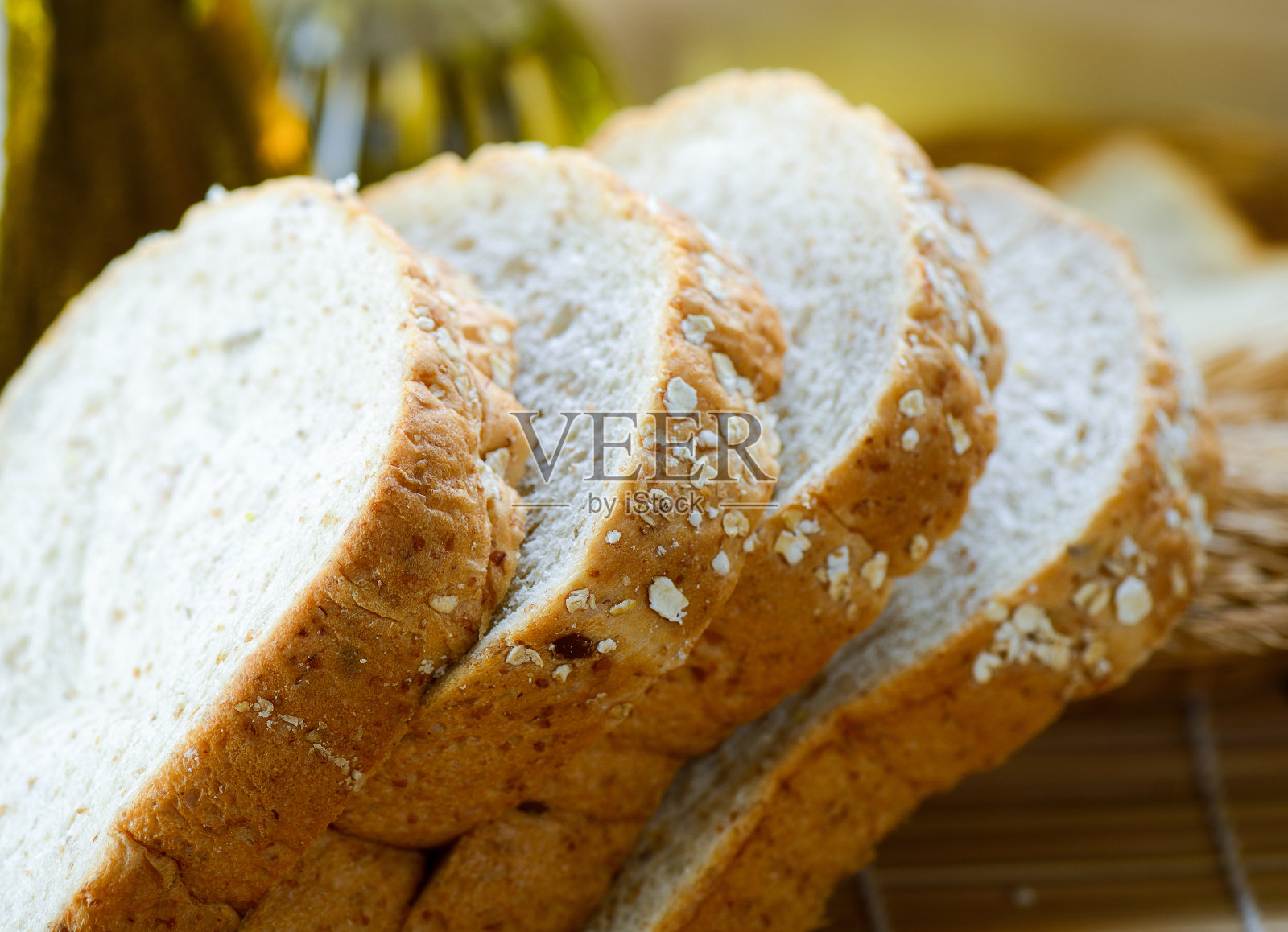 桌上的全麦面包片照片摄影图片