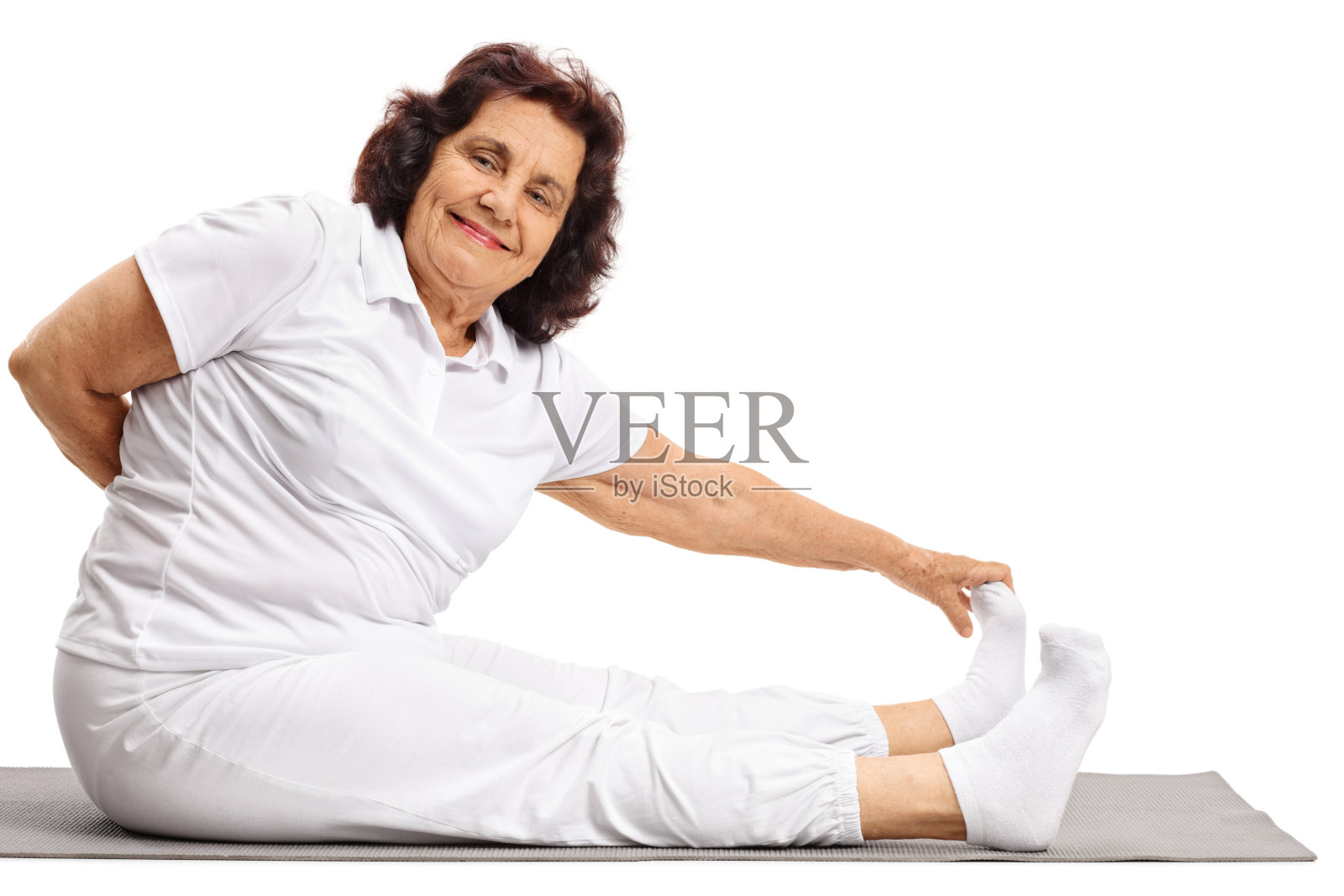 在运动垫上伸展身体的老妇人照片摄影图片