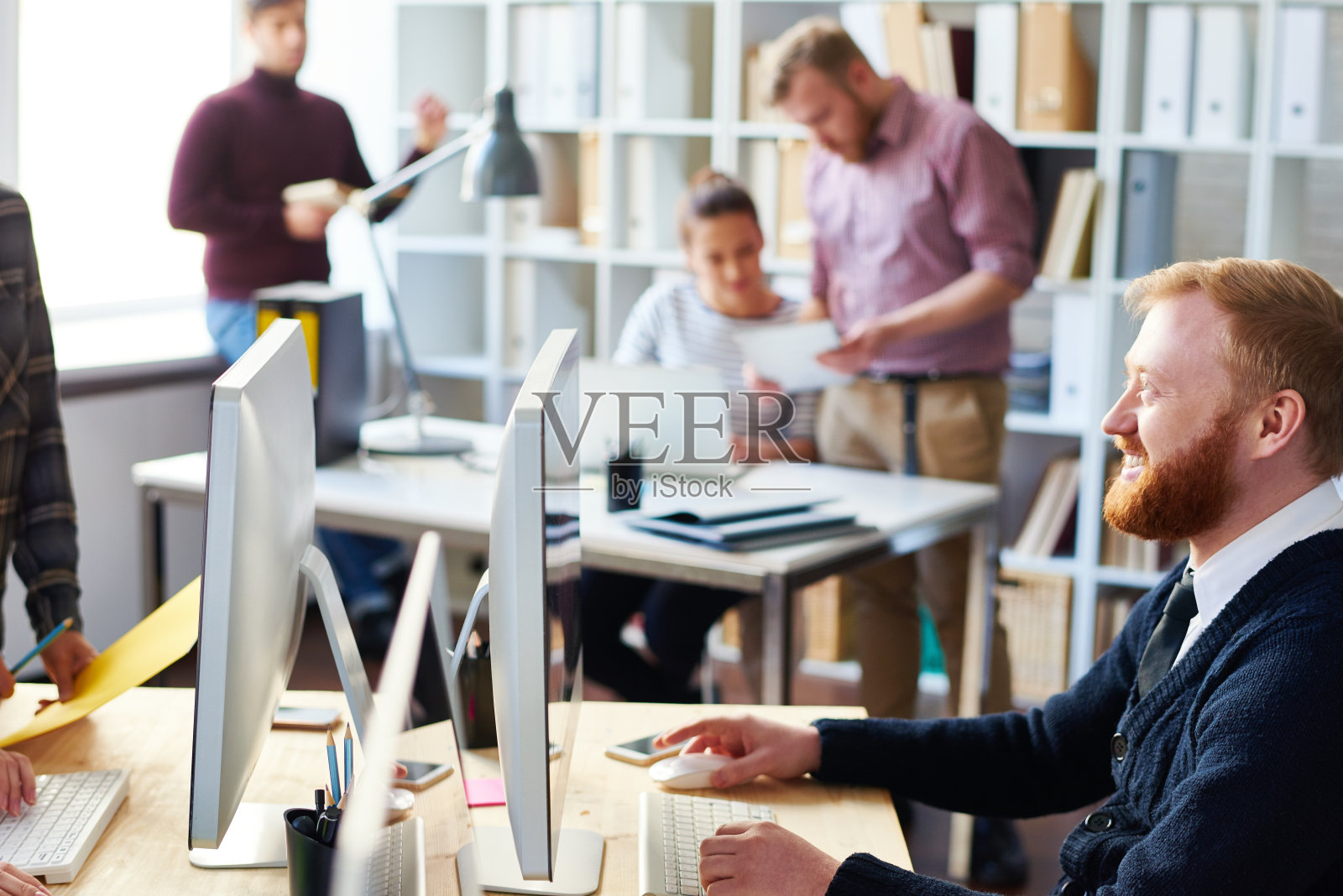 快乐的胡子设计师使用电脑照片摄影图片