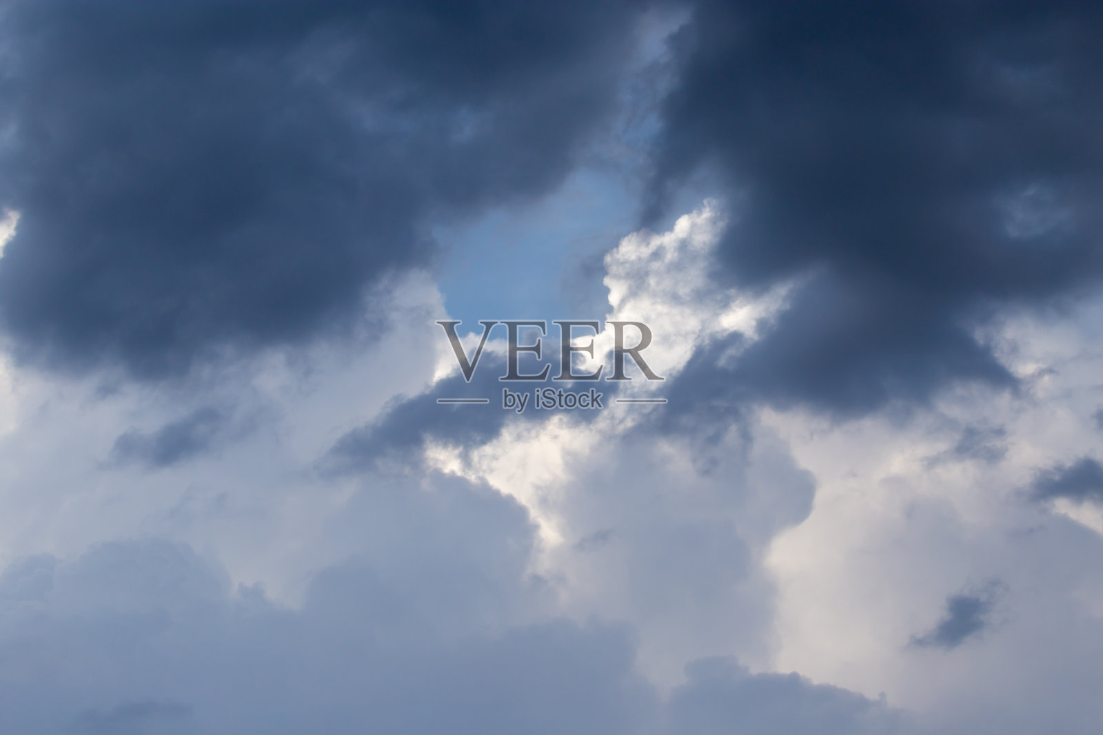 以天空中的乌云为背景照片摄影图片