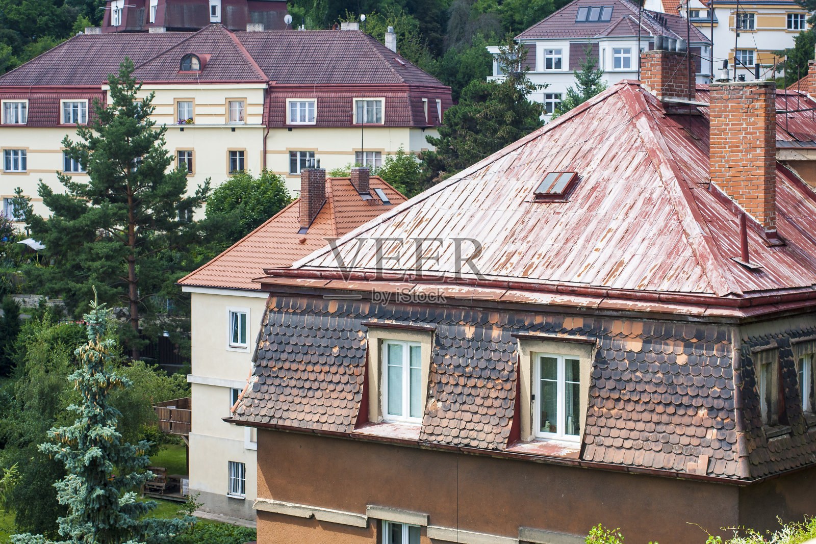 古典欧洲屋顶。照片摄影图片