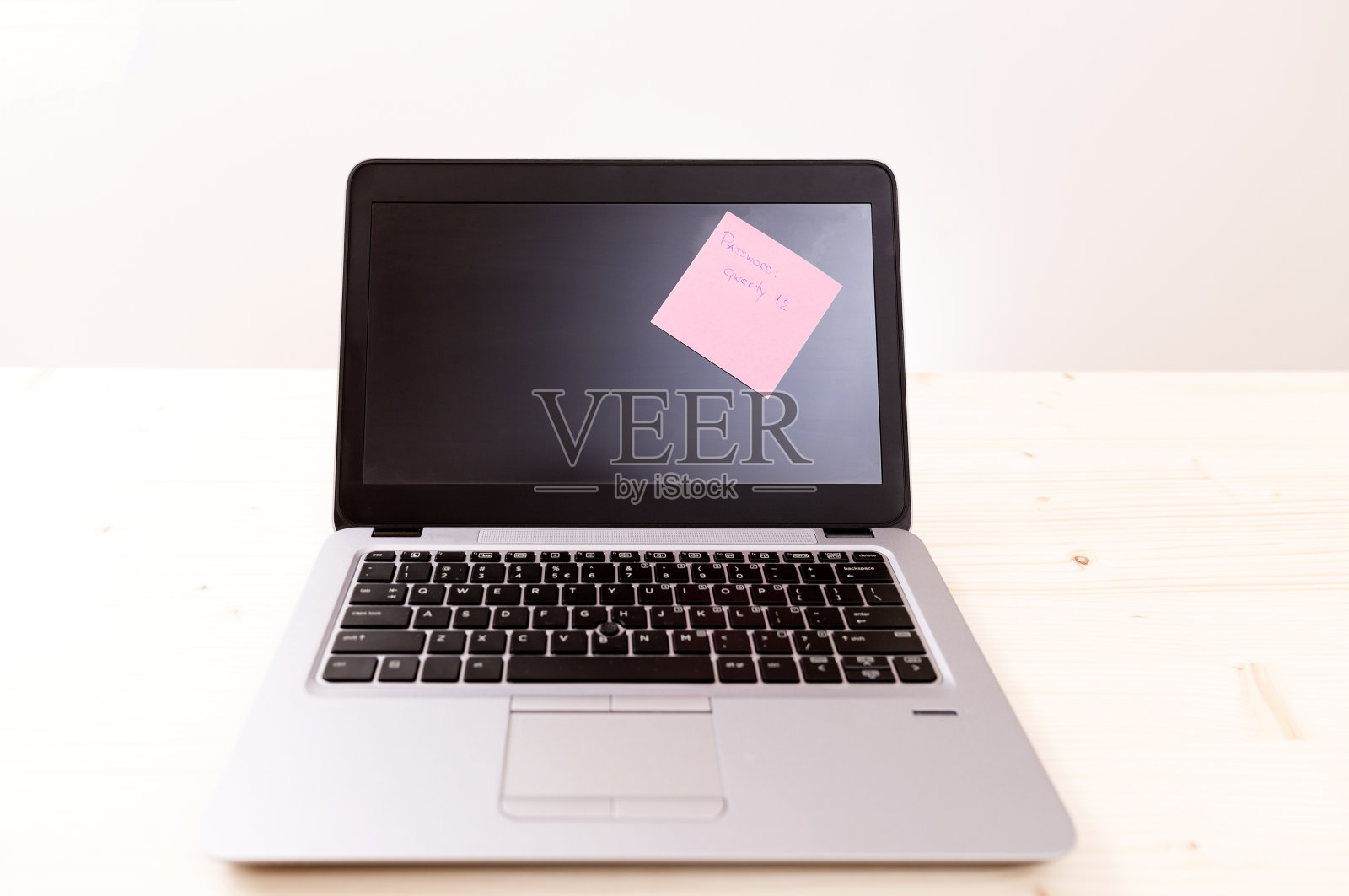 愚蠢的电脑密码qwerty12照片摄影图片