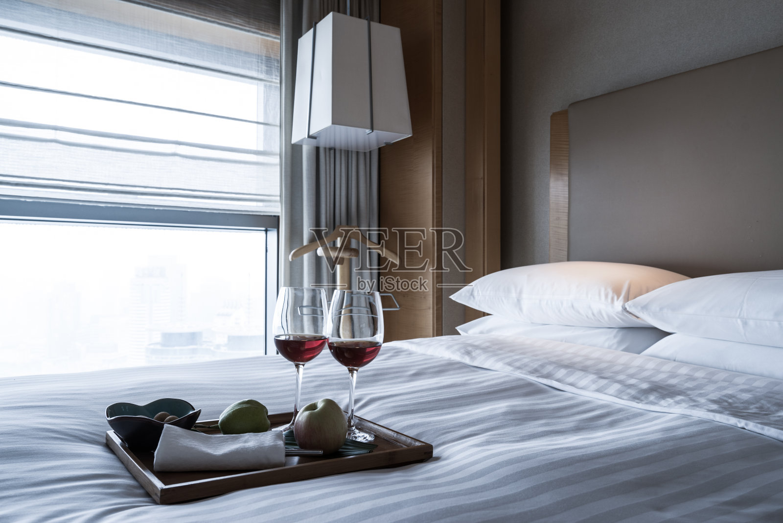 优雅舒适的卧室内饰照片摄影图片