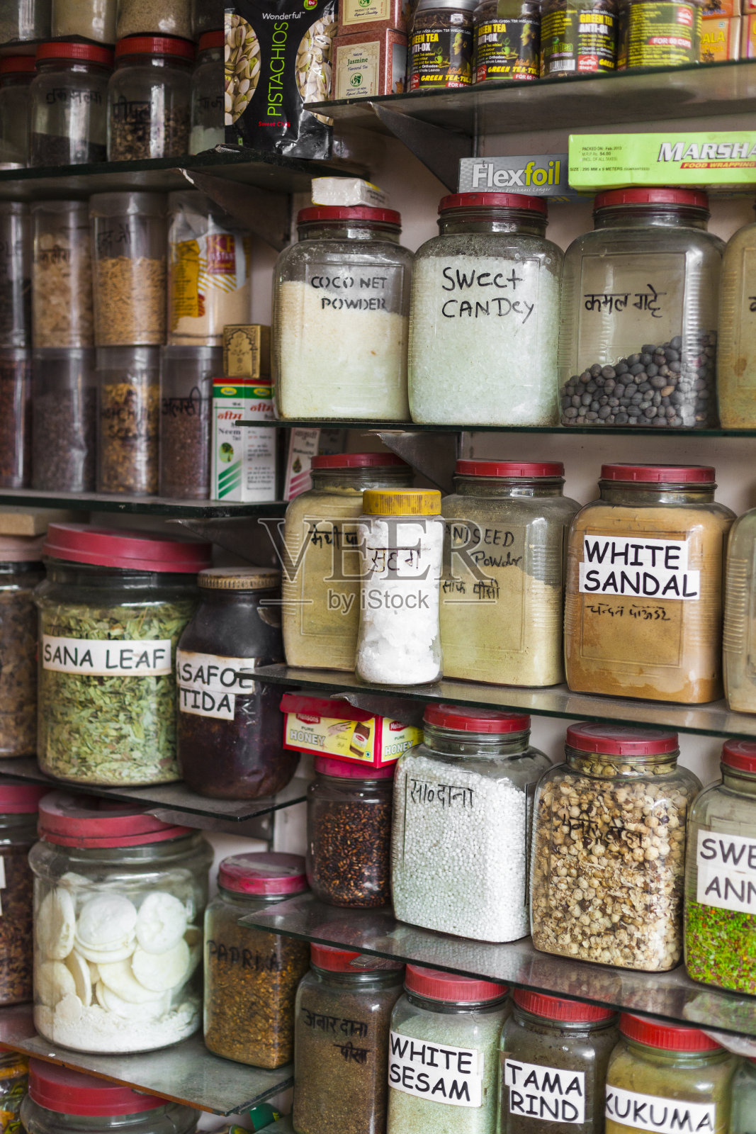 印度当地集市上的传统香料和干果。照片摄影图片