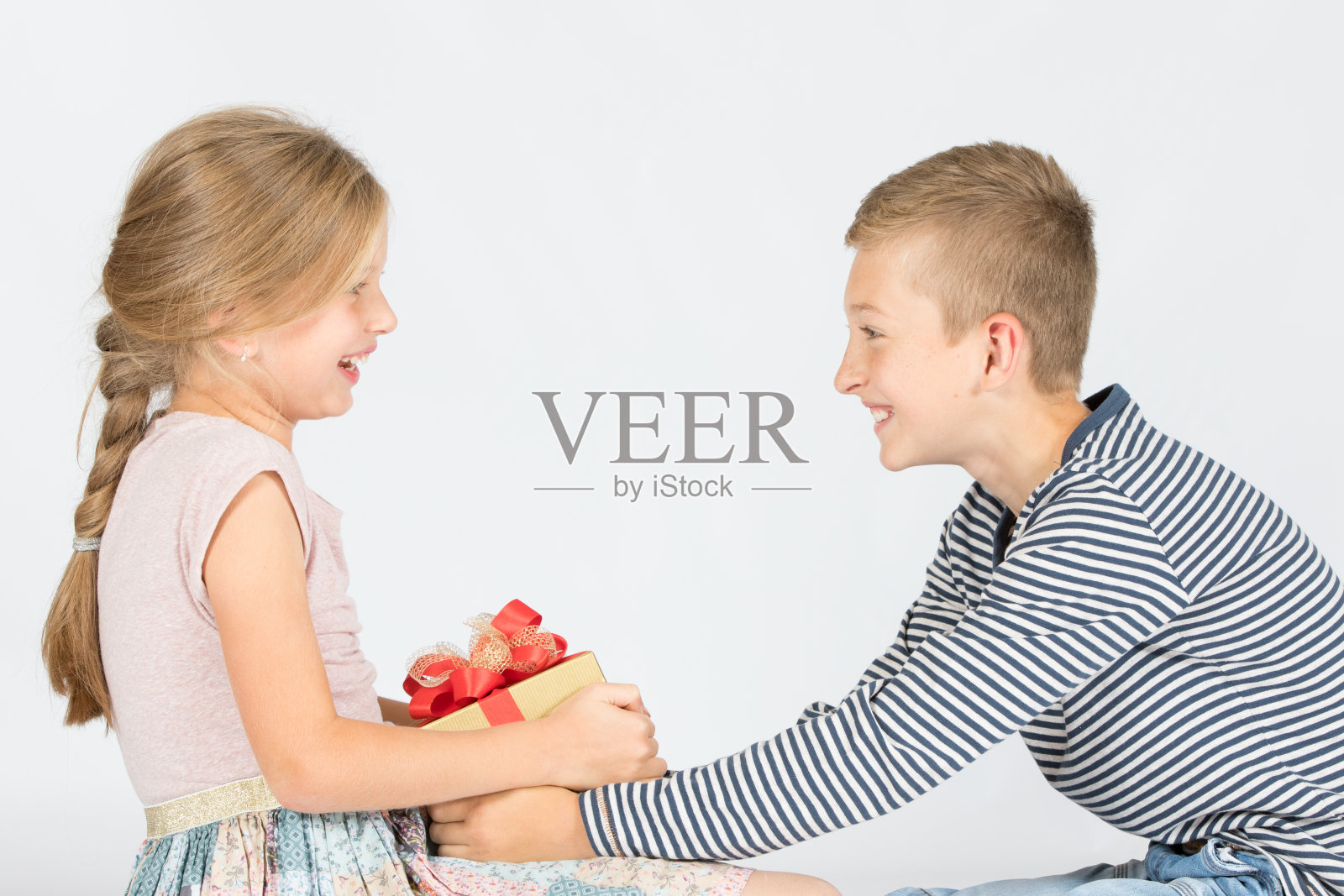 男孩送礼物,女孩送照片摄影图片