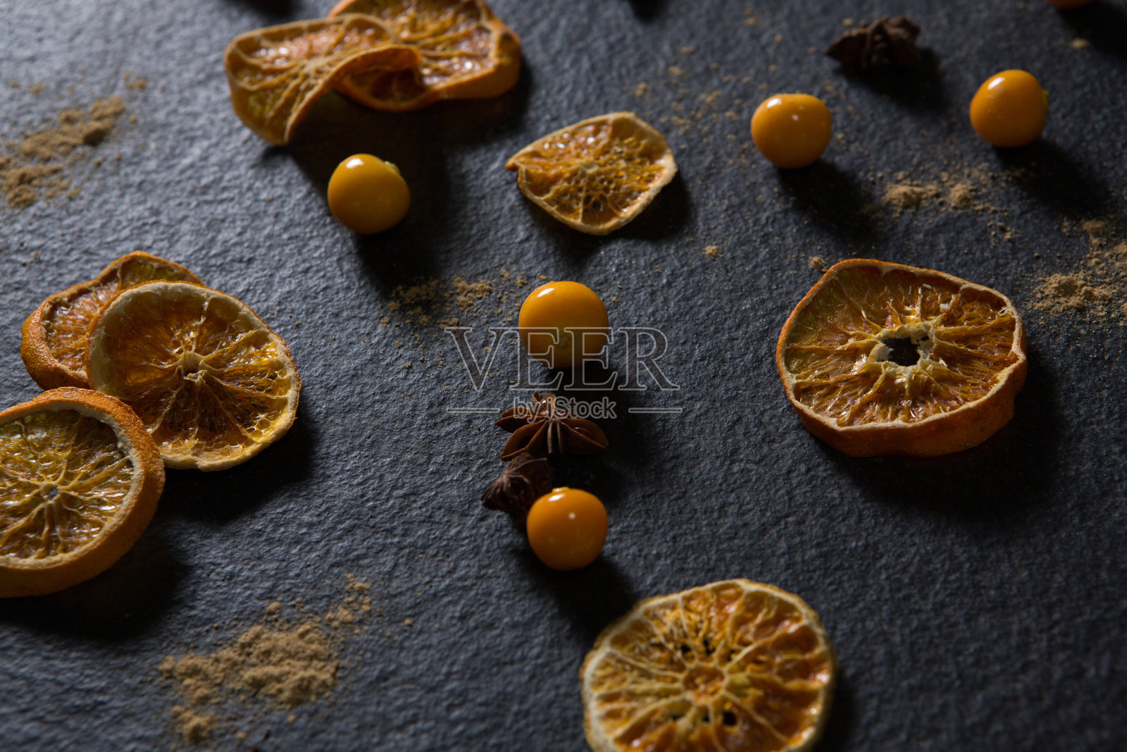 干橘子,八角和金色的浆果在黑色的背景照片摄影图片