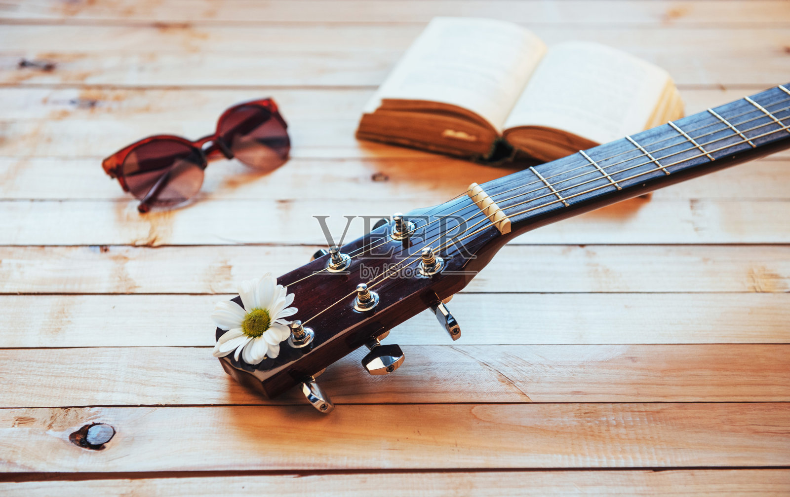 近距离的古典吉他头与眼镜和书照片摄影图片