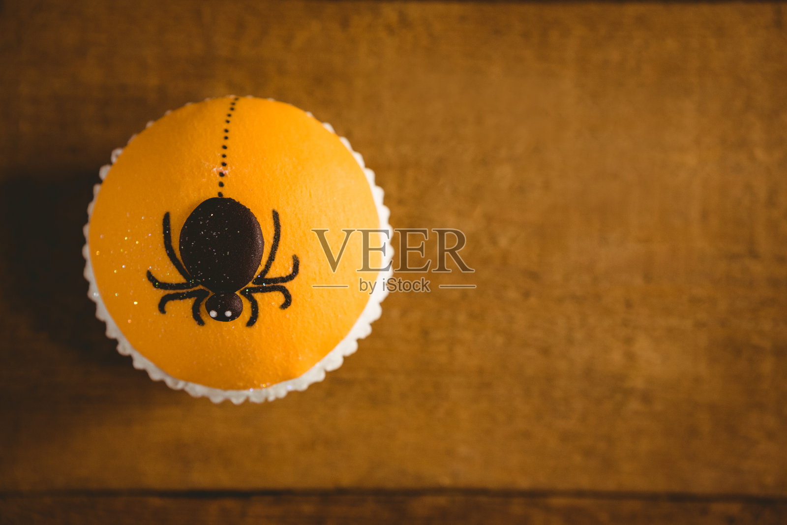 杯子蛋糕与人造蜘蛛的特写照片摄影图片