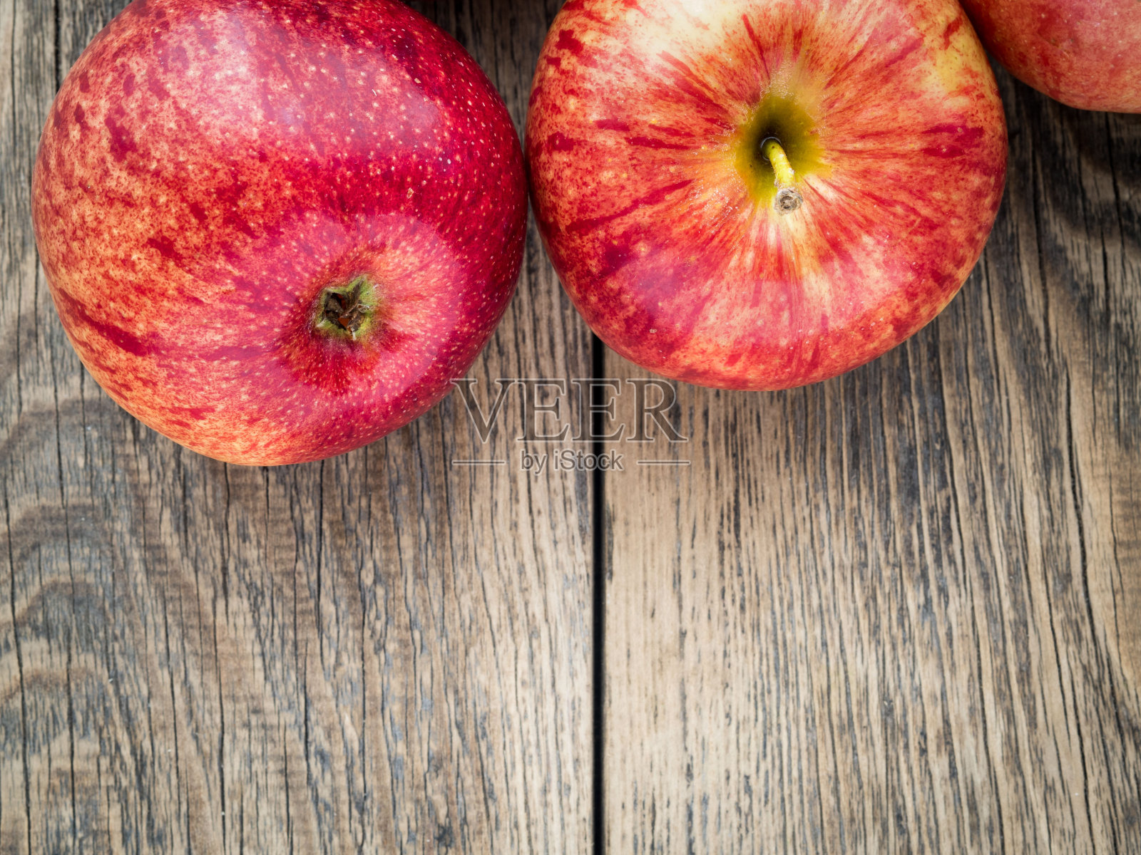 成熟多汁的红苹果在木制的背景桌上,俯视图照片摄影图片