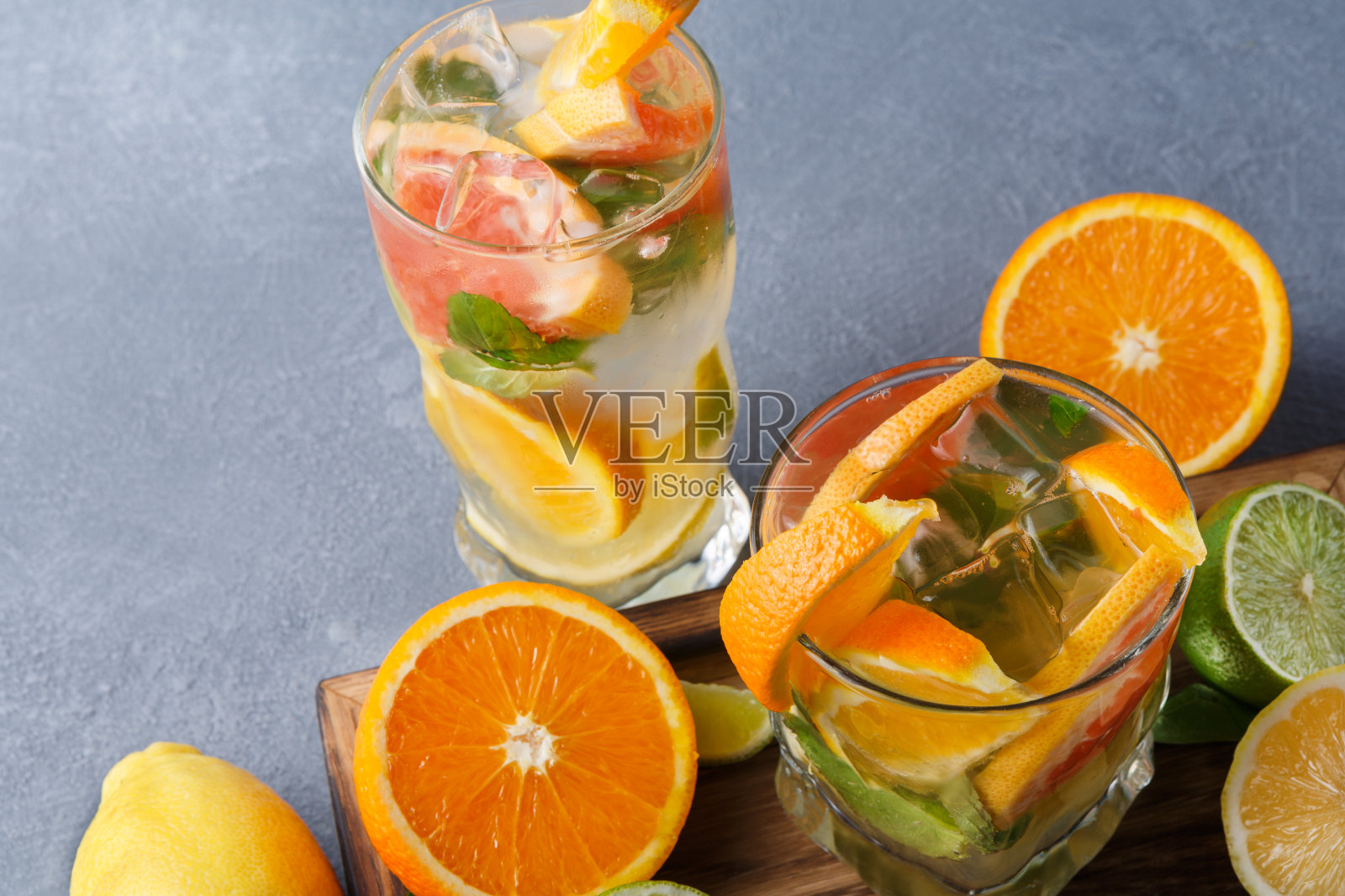 色彩缤纷的夏日背景是柑橘类饮料和水果照片摄影图片