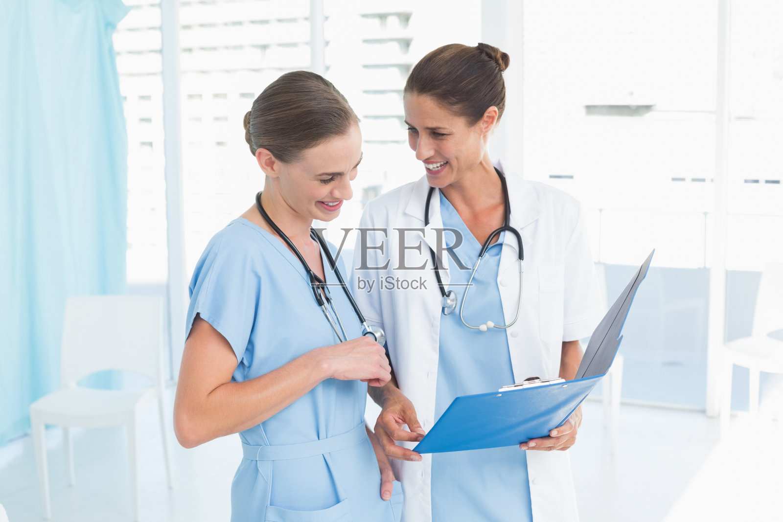 与同事一起阅读报告照片摄影图片