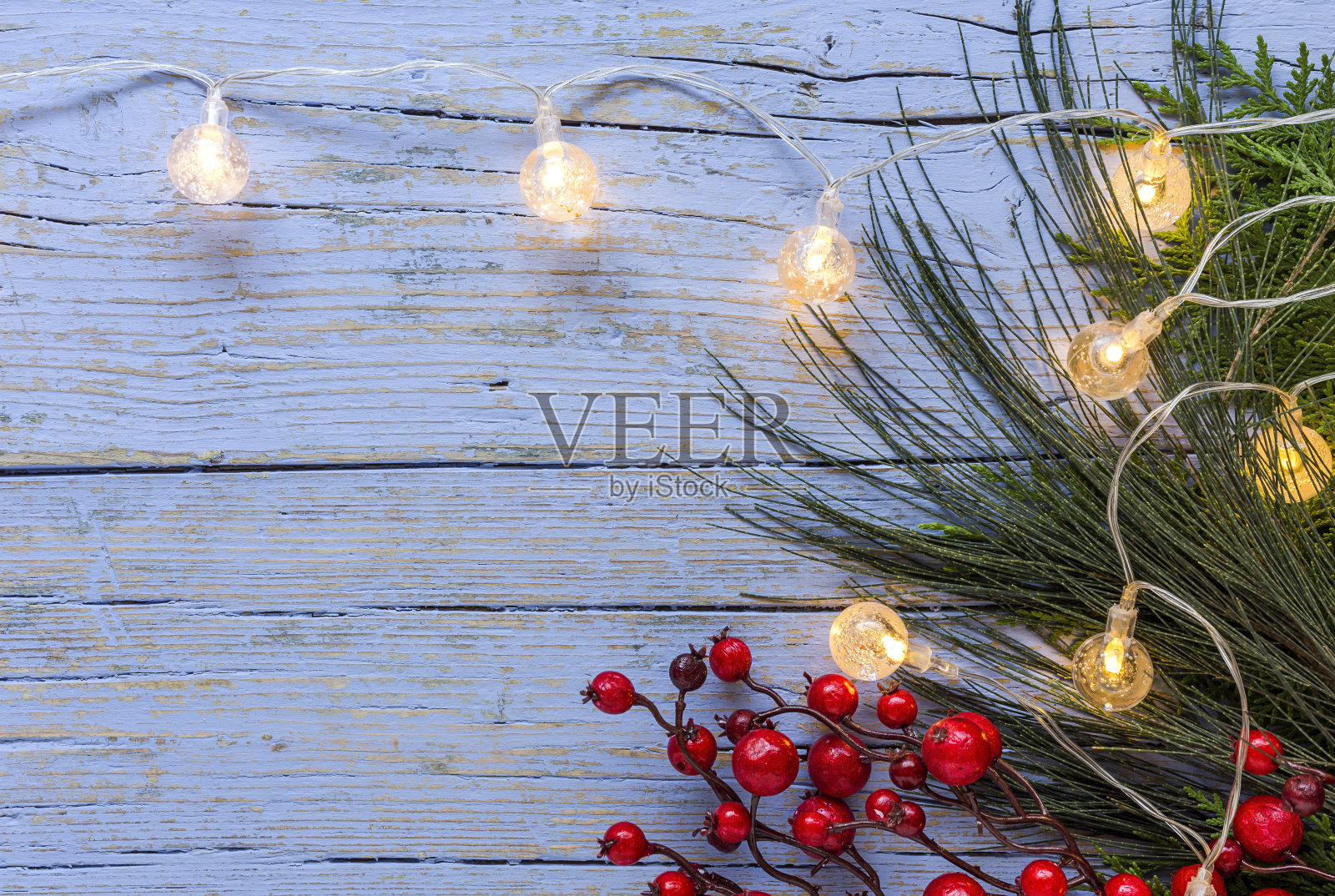 圣诞背景装饰和礼物盒上的木板。照片摄影图片