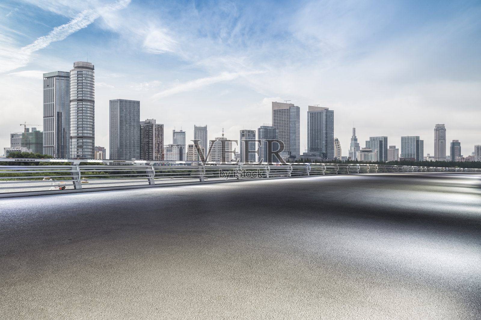 全景天际线和建筑物与空的道路照片摄影图片