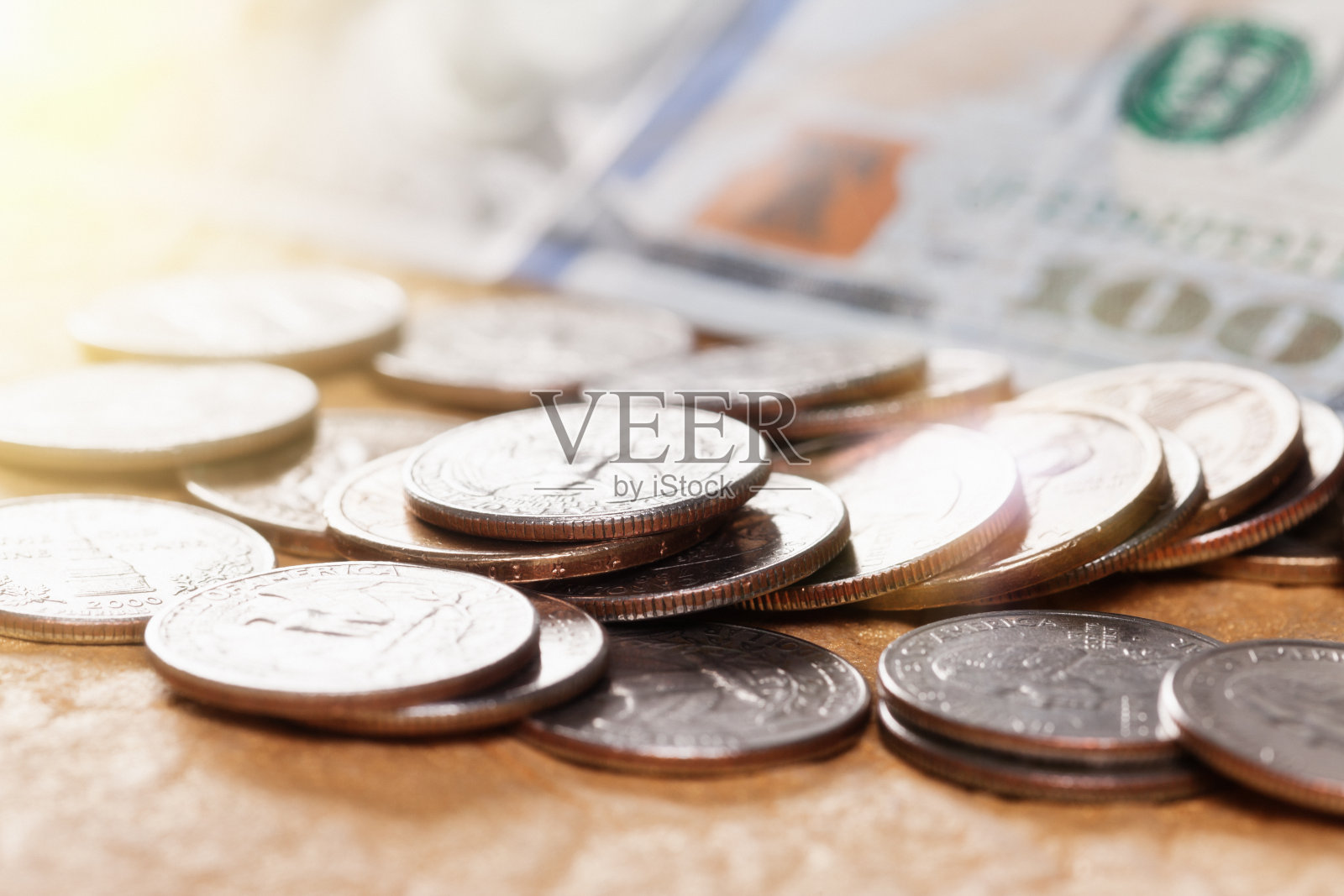 美国100美元的硬币,在木头上闪闪发光照片摄影图片