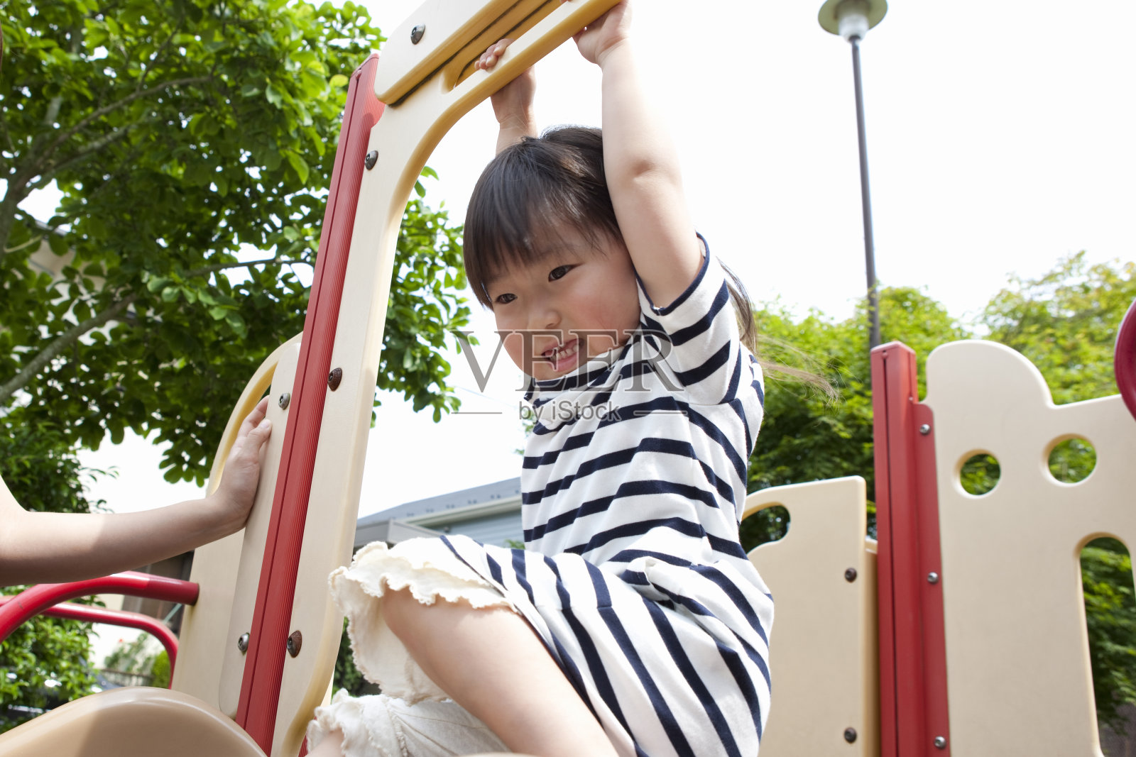 女孩们在公园里玩耍照片摄影图片