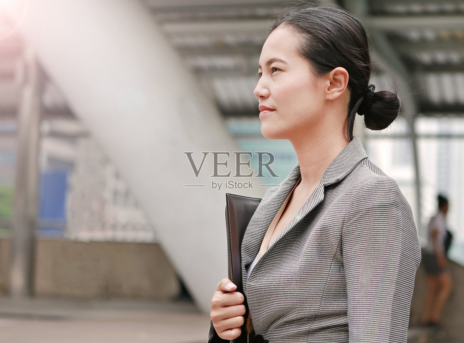 亚洲商业女性办公室职员在市中心商业区。照片摄影图片