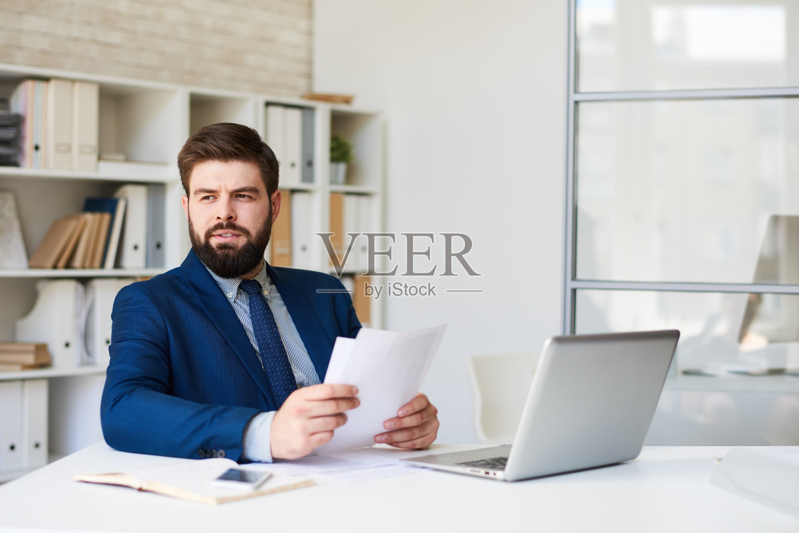 在办公室工作的商人照片摄影图片