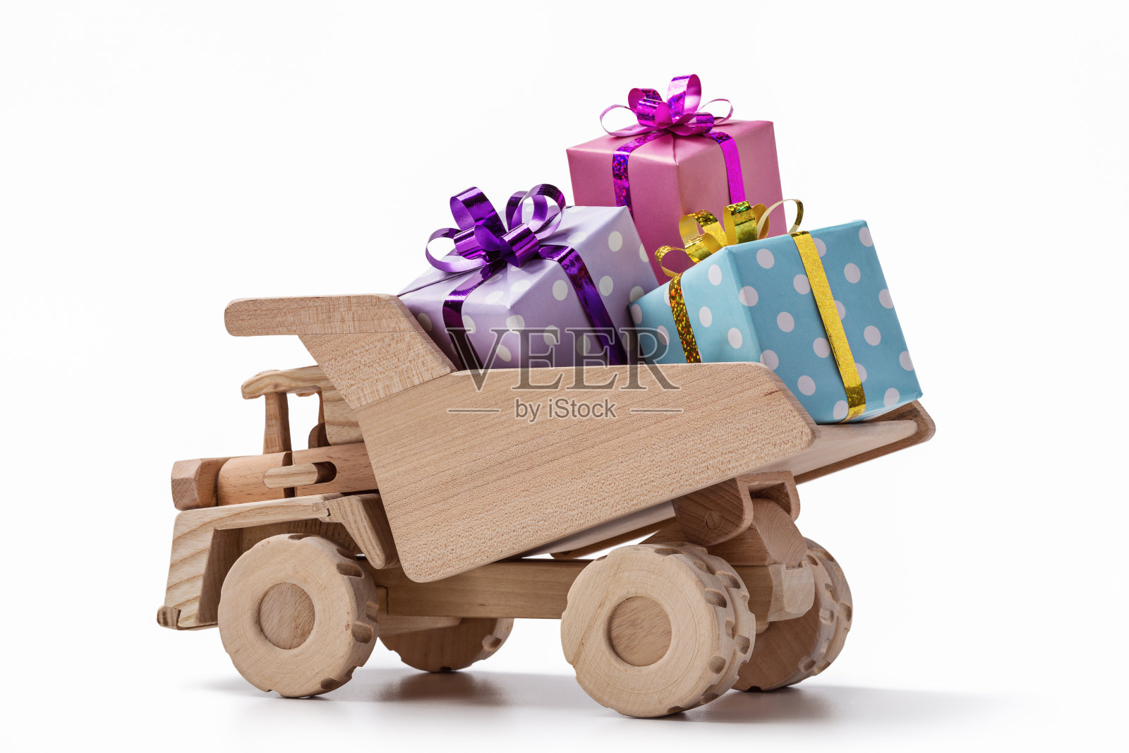 玩具车与美丽的礼品盒在卡车车身。照片摄影图片
