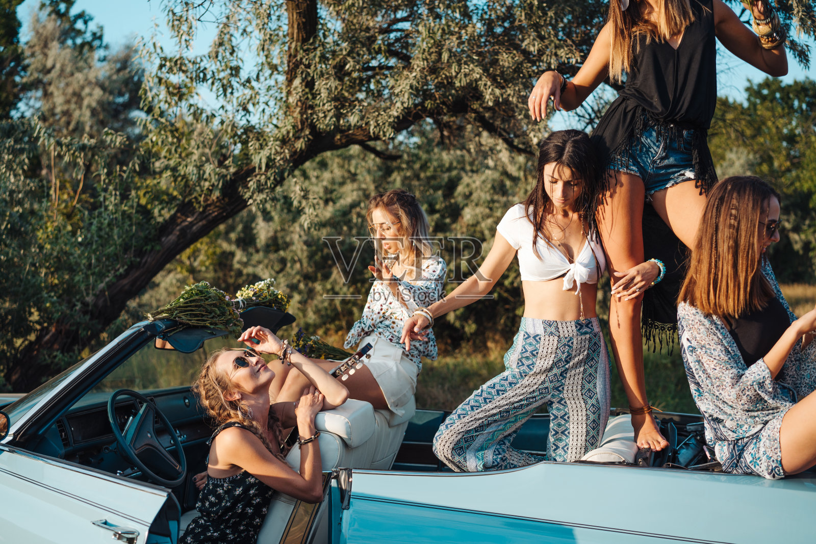 五个女孩在乡下玩得很开心照片摄影图片