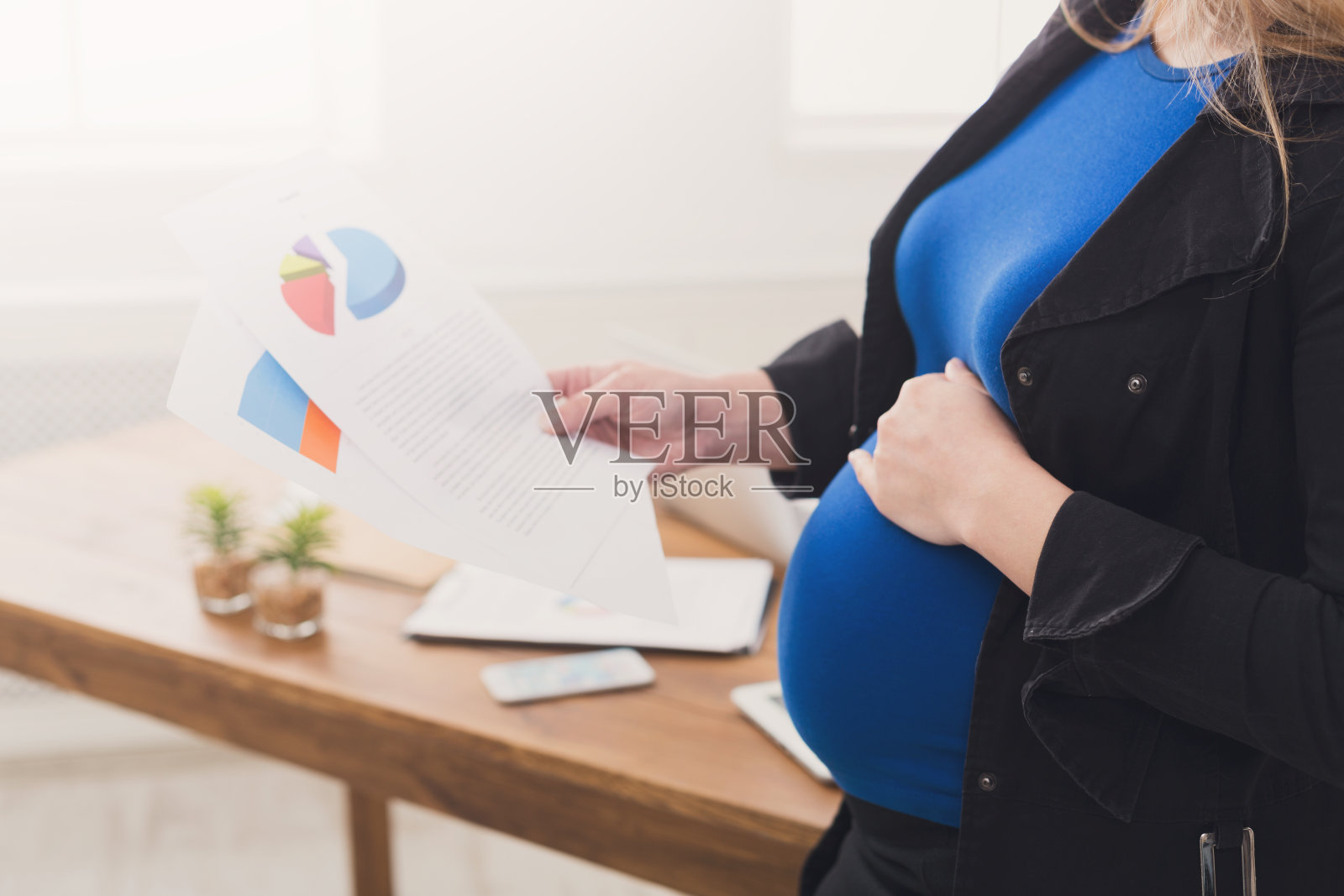 不认识的孕妇与图表的特写照片摄影图片