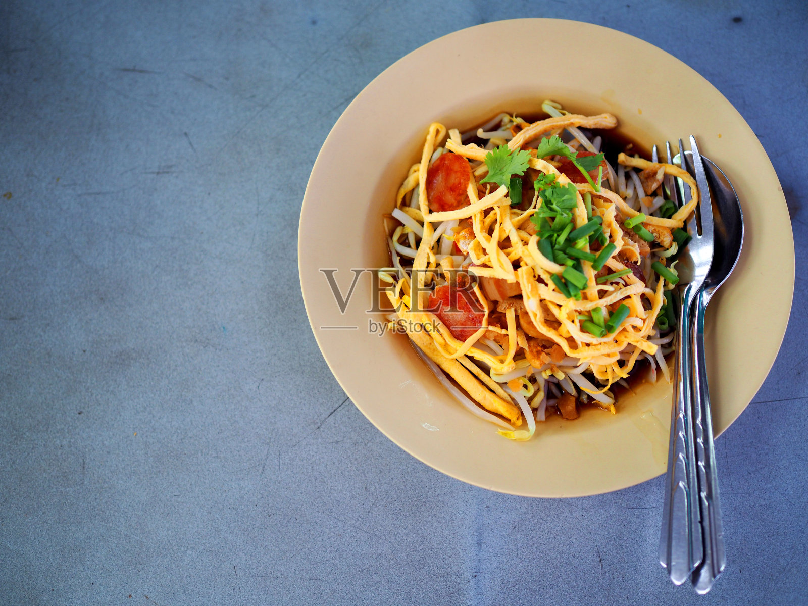 清蒸米粉配豆腐、炒腊肠、鸡蛋、豆芽,用匙叉俯视照片摄影图片