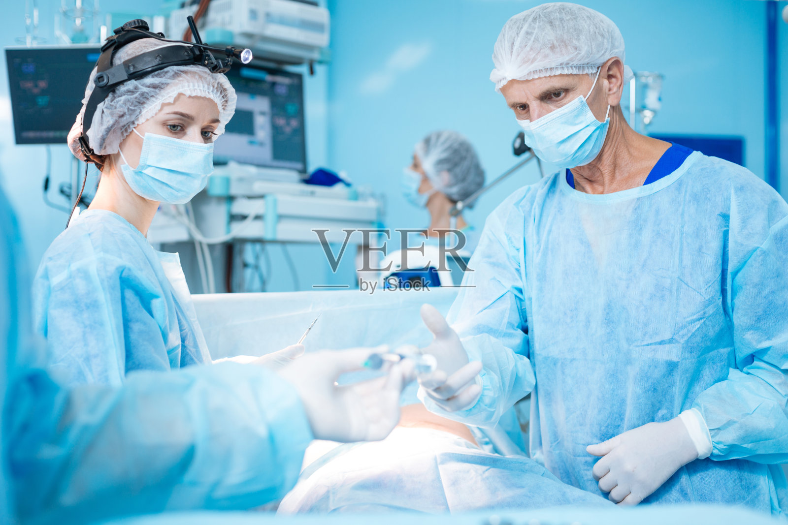 严肃的助手看着男性的手照片摄影图片