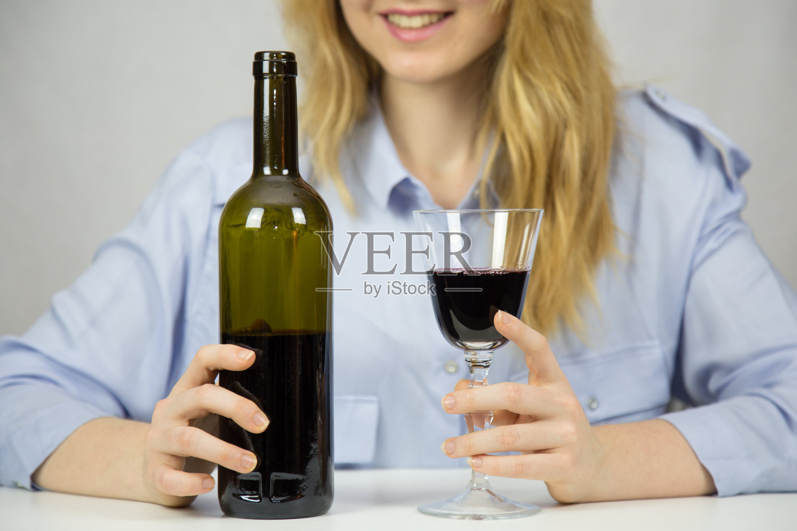 微笑的女人喝着酒照片摄影图片