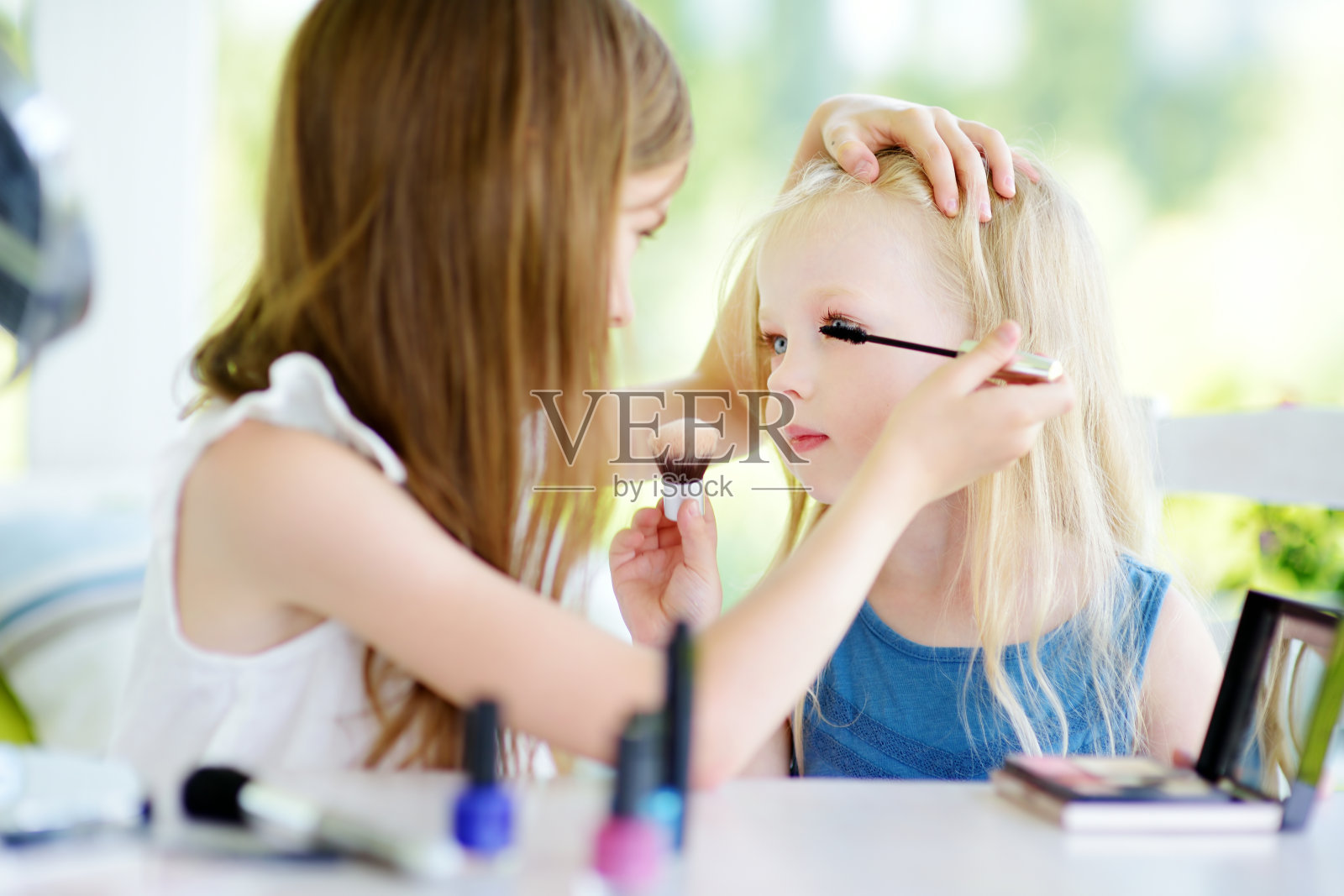 两个可爱有趣的姐妹在阳光明媚的夏天在家化妆照片摄影图片