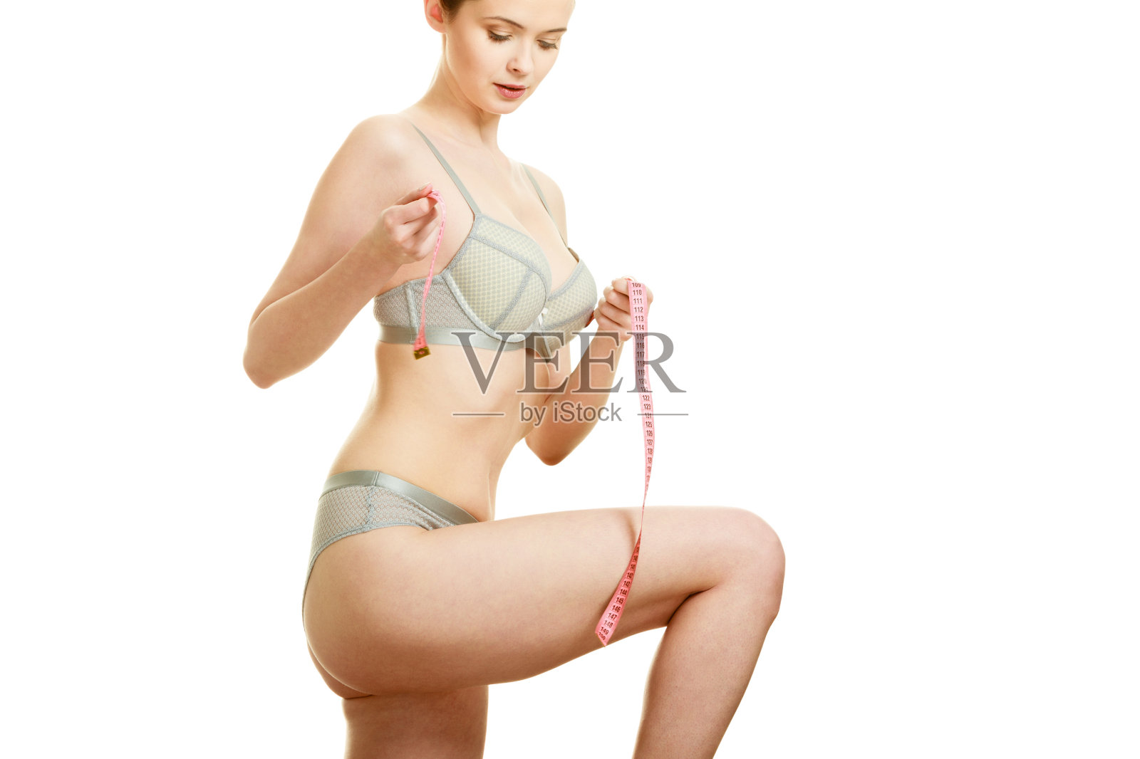 女人测量她的胸部。照片摄影图片