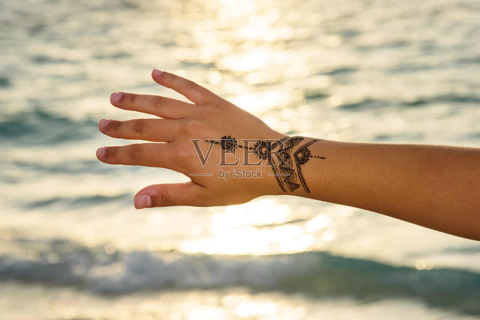 手上有指甲花纹身画照片摄影图片