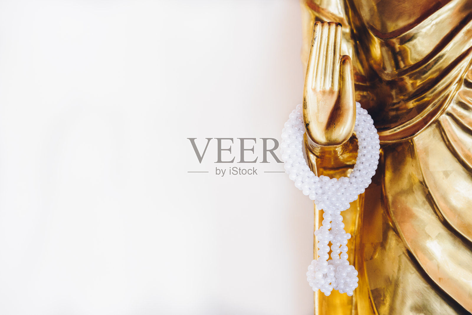 金佛手与白色项链和白色背景照片摄影图片