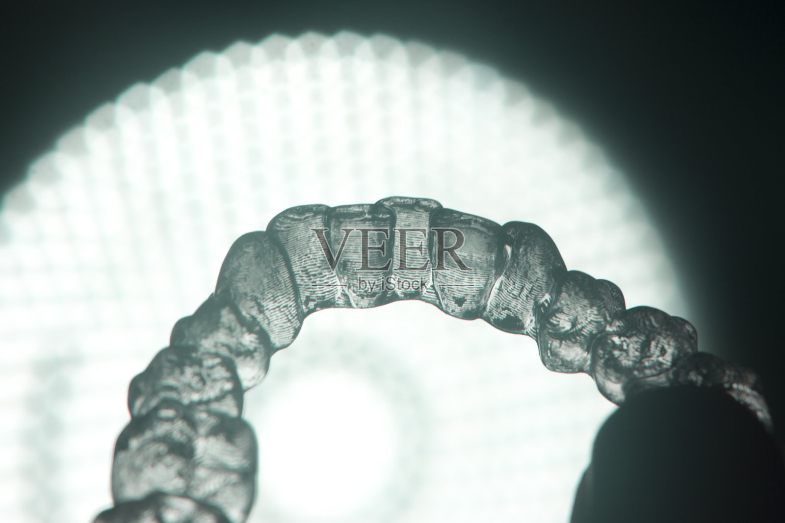 隐形牙固位器,正畸托槽。塑料现代矫直矫正牙齿对准。照片摄影图片