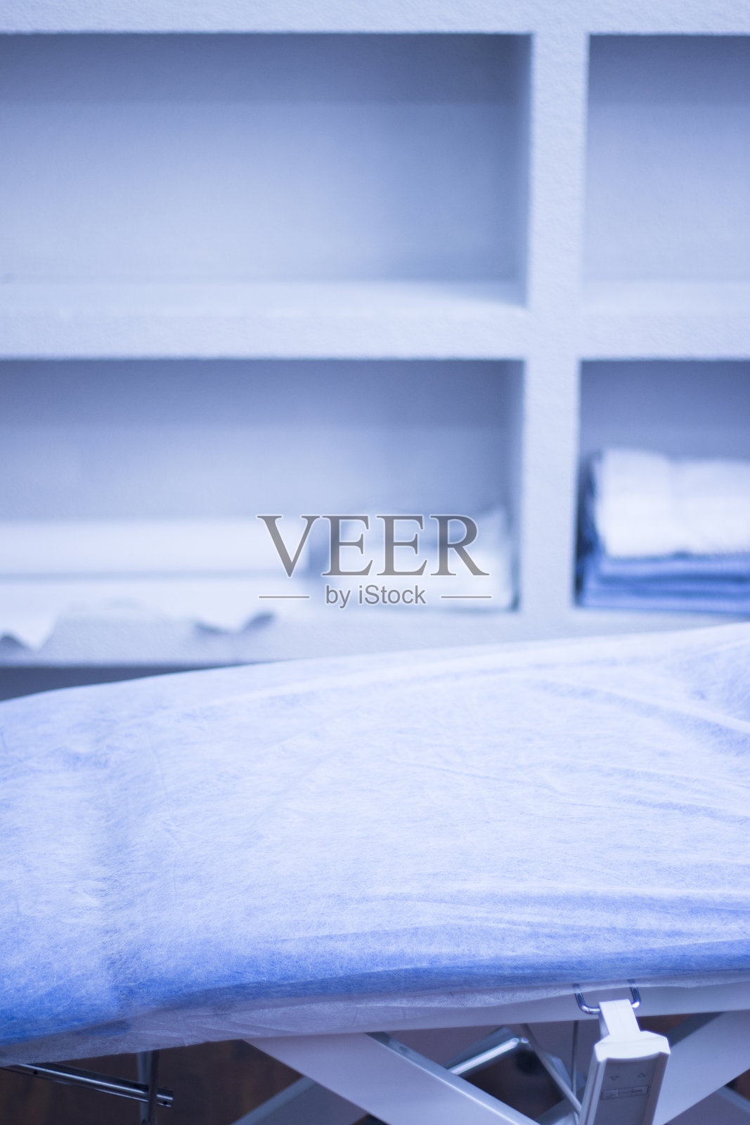 理疗诊疗台理疗床,用于对病人进行按摩治疗。照片摄影图片