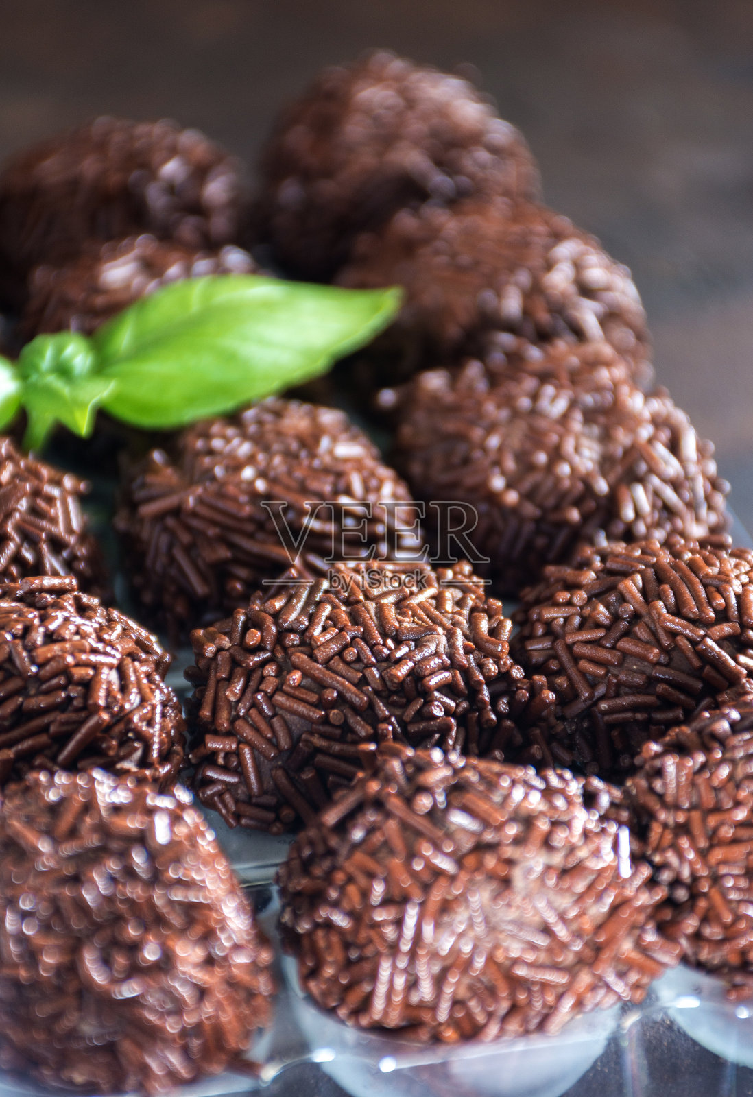 自家制作的松露巧克力照片摄影图片