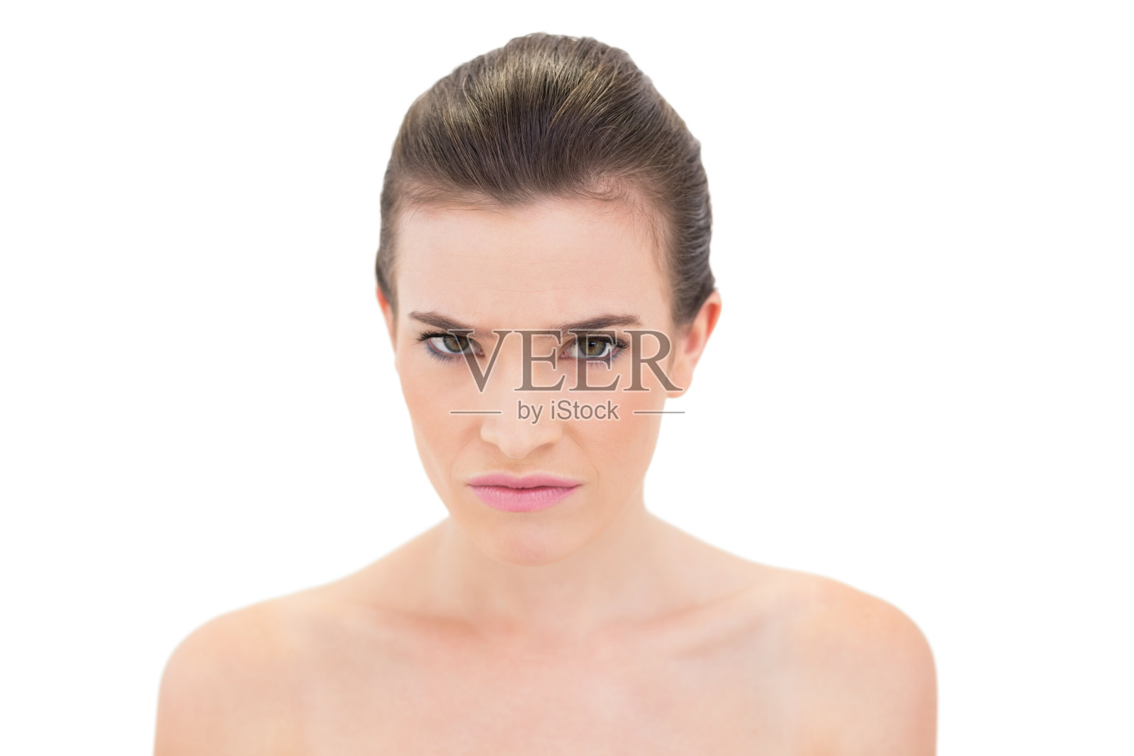 严肃的自然棕色头发的模特看着相机照片摄影图片