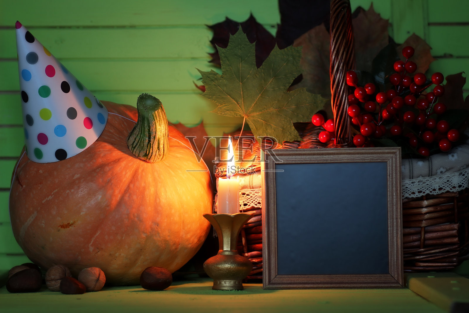 桌子上的南瓜蜡烛帽子照片摄影图片