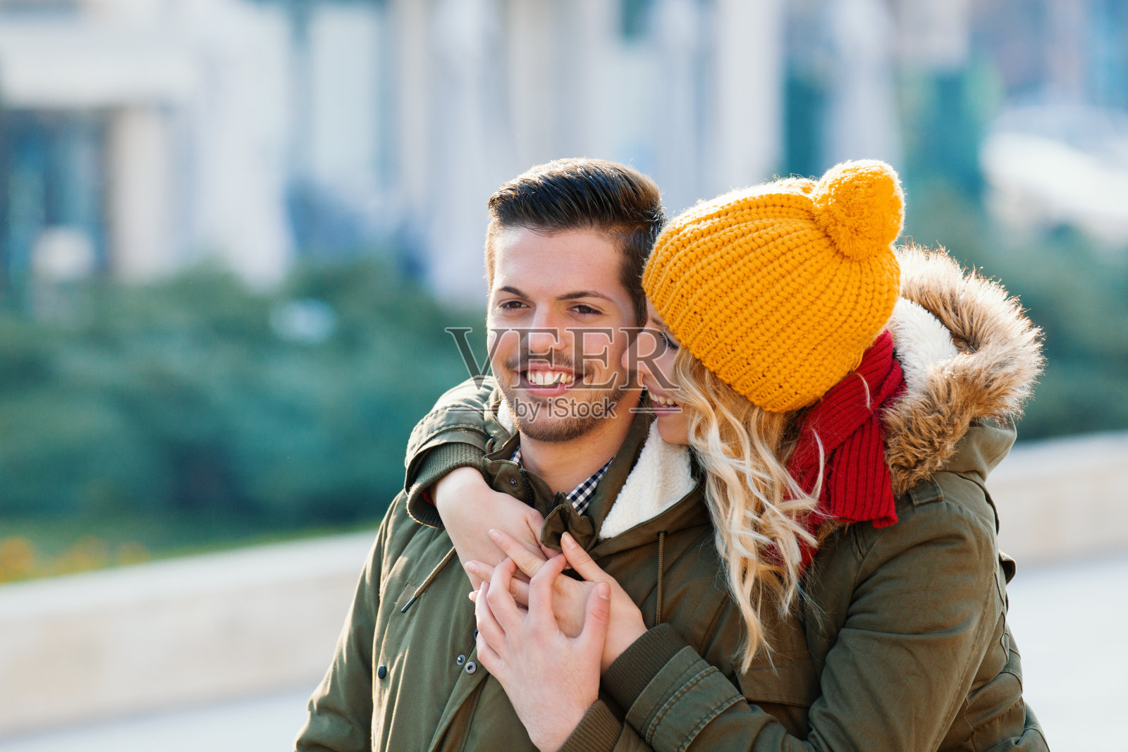 情侣们在城市里享受秋日照片摄影图片