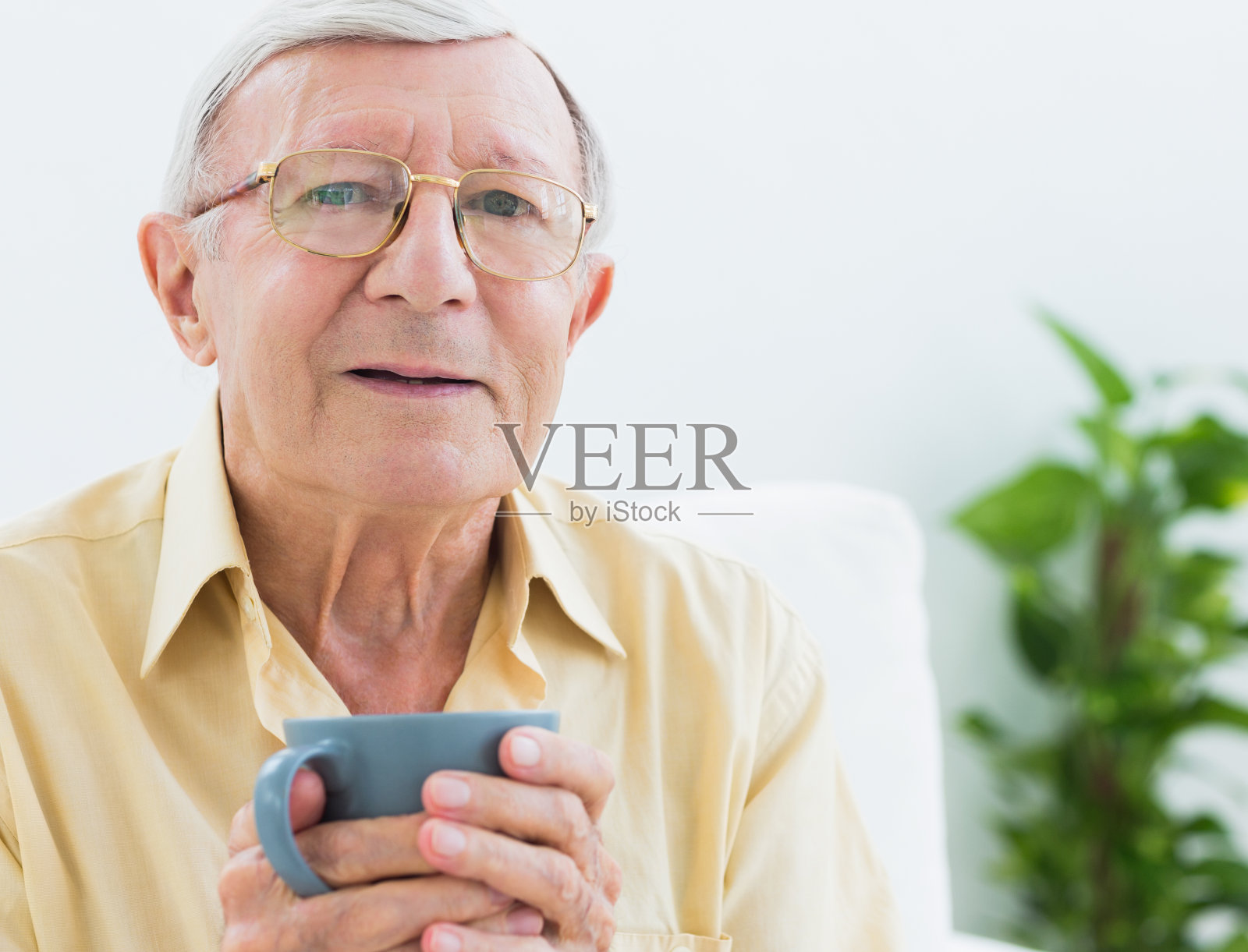 拿着杯子的老人照片摄影图片