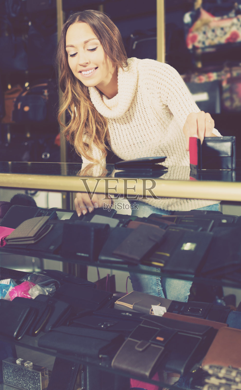 在钱包区协助和摆姿势照片摄影图片