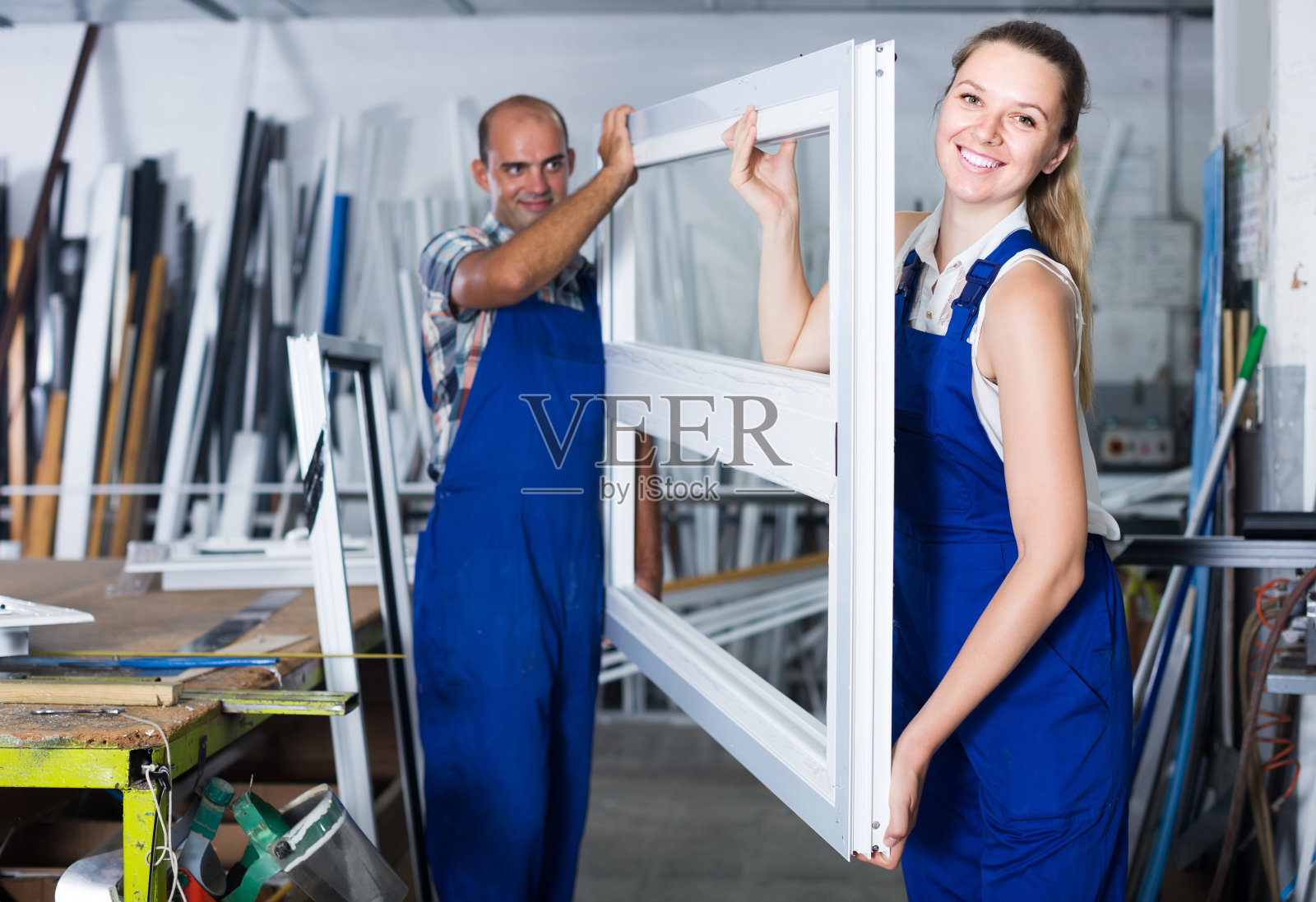 两名专业工人在塑胶窗装配车间工作照片摄影图片