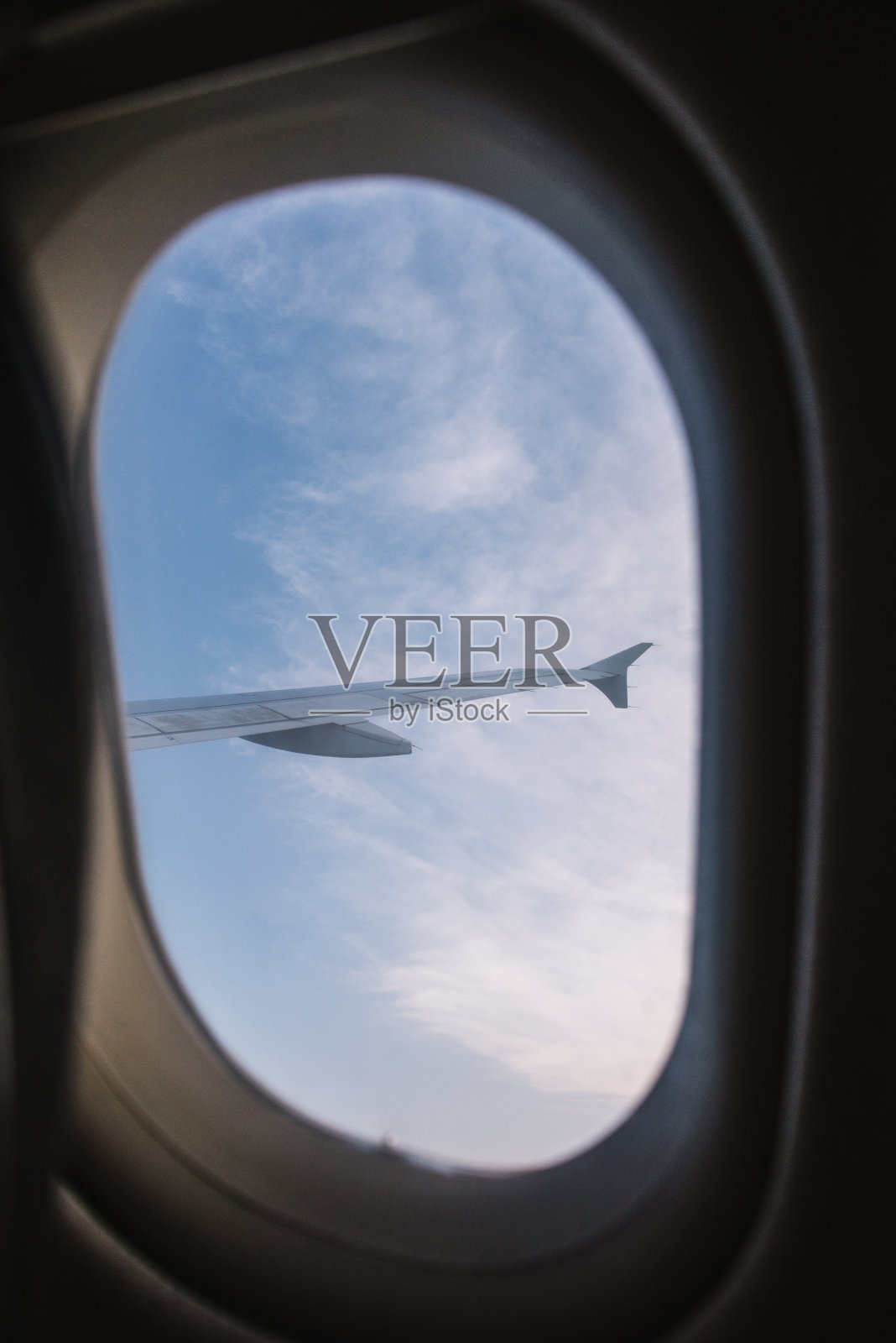 从窗口看到的飞机机翼照片摄影图片