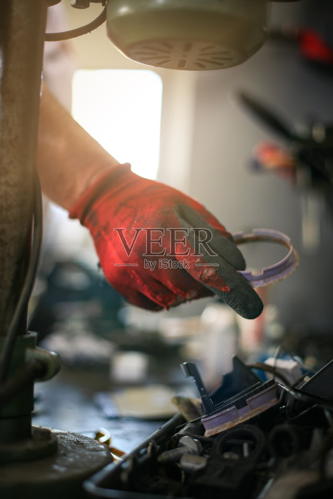 车间高级人员。人的手拿着工具。关闭了。照片摄影图片