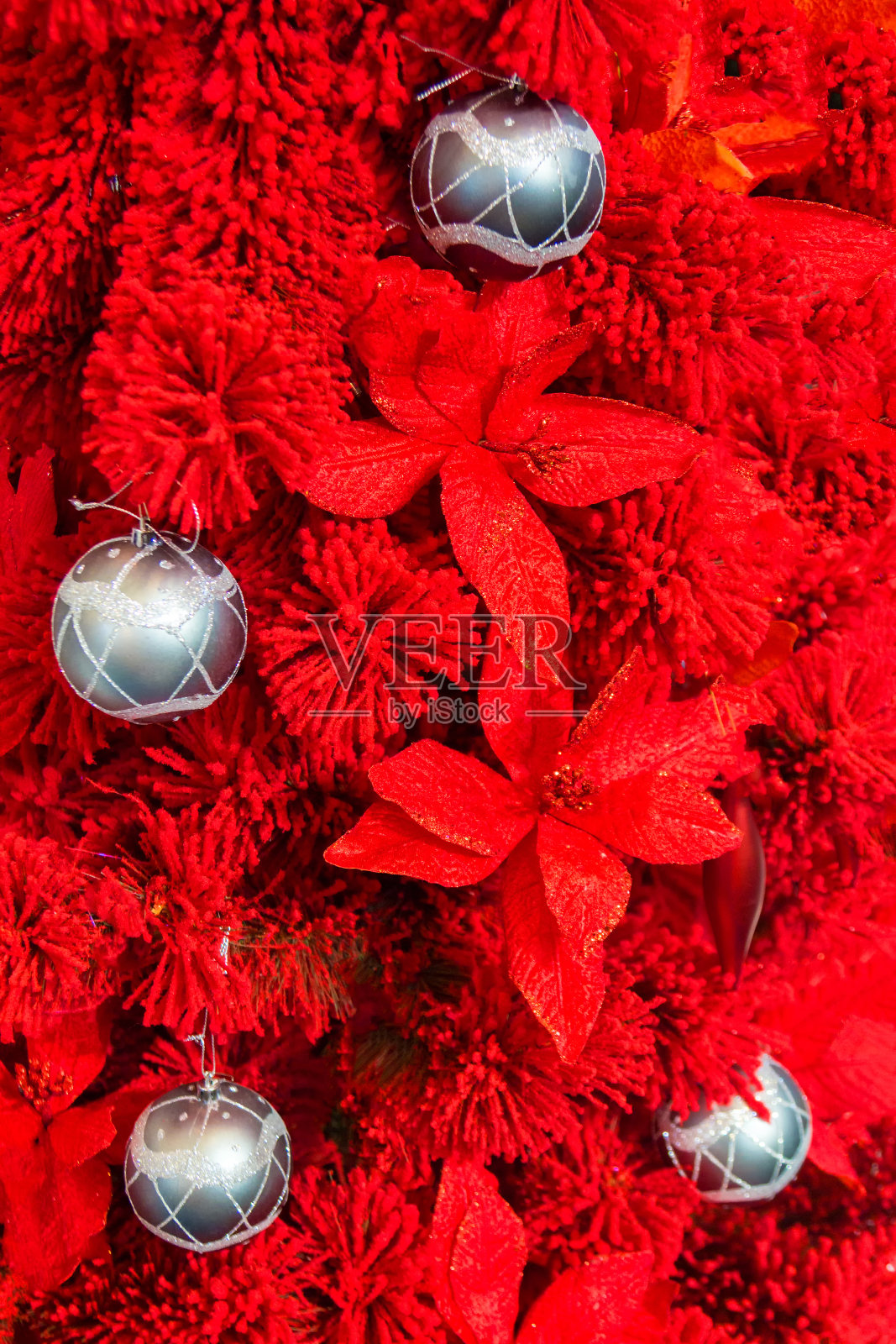 圣诞节的背景。色彩鲜艳的玩具。人造树新年照片摄影图片