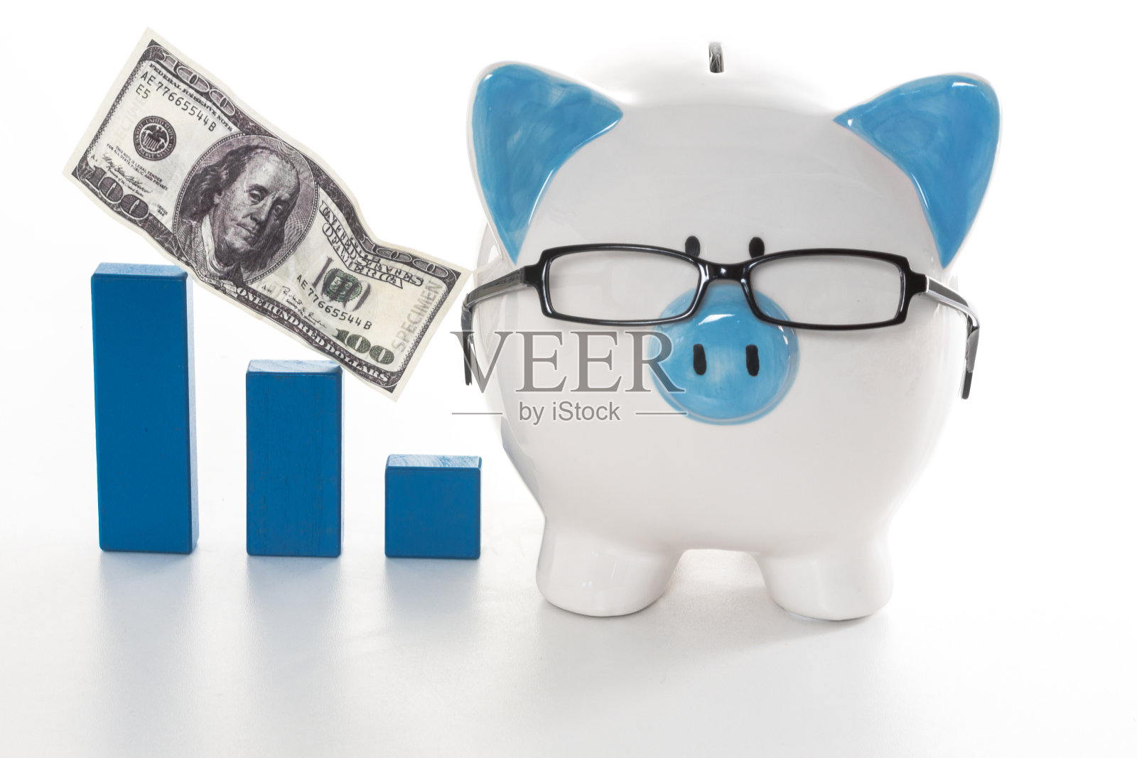 蓝白相间的小猪储蓄罐戴着蓝色的图形模型照片摄影图片