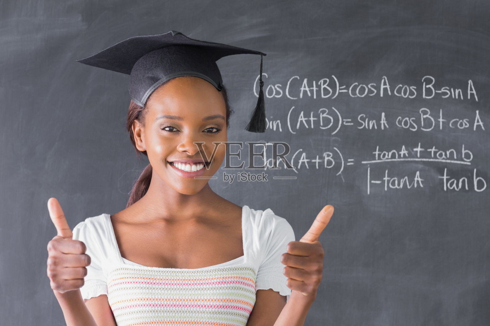 学生竖着大拇指看着相机照片摄影图片