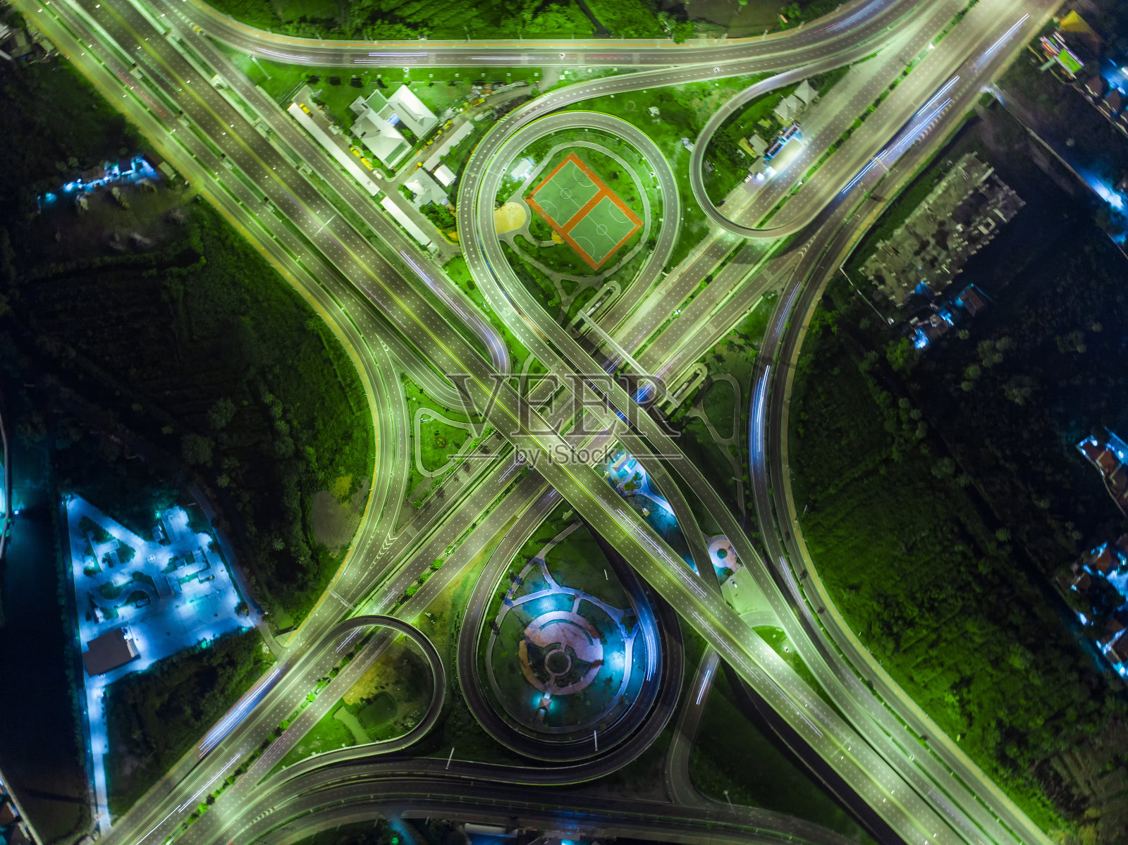 在泰国曼谷,夜晚的道路上的灯光和城市的环岛。鸟瞰图。前视图。背景风景优美的道路。照片摄影图片