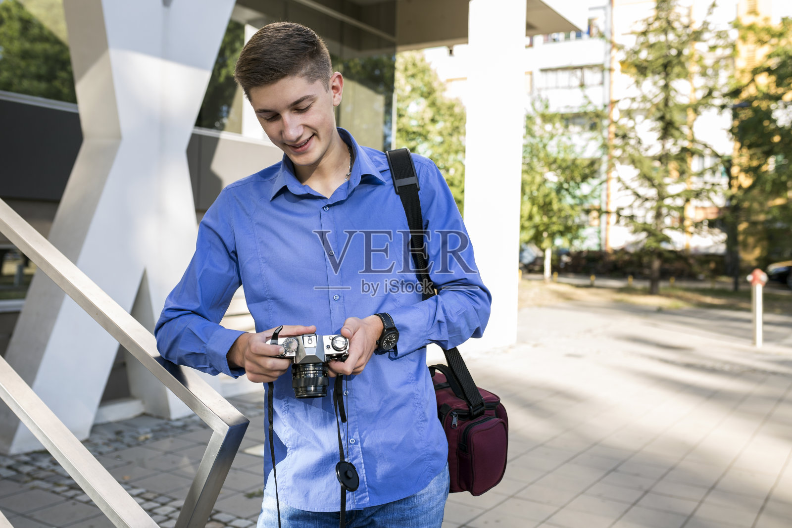迷人的年轻摄影师与旧相机照片摄影图片